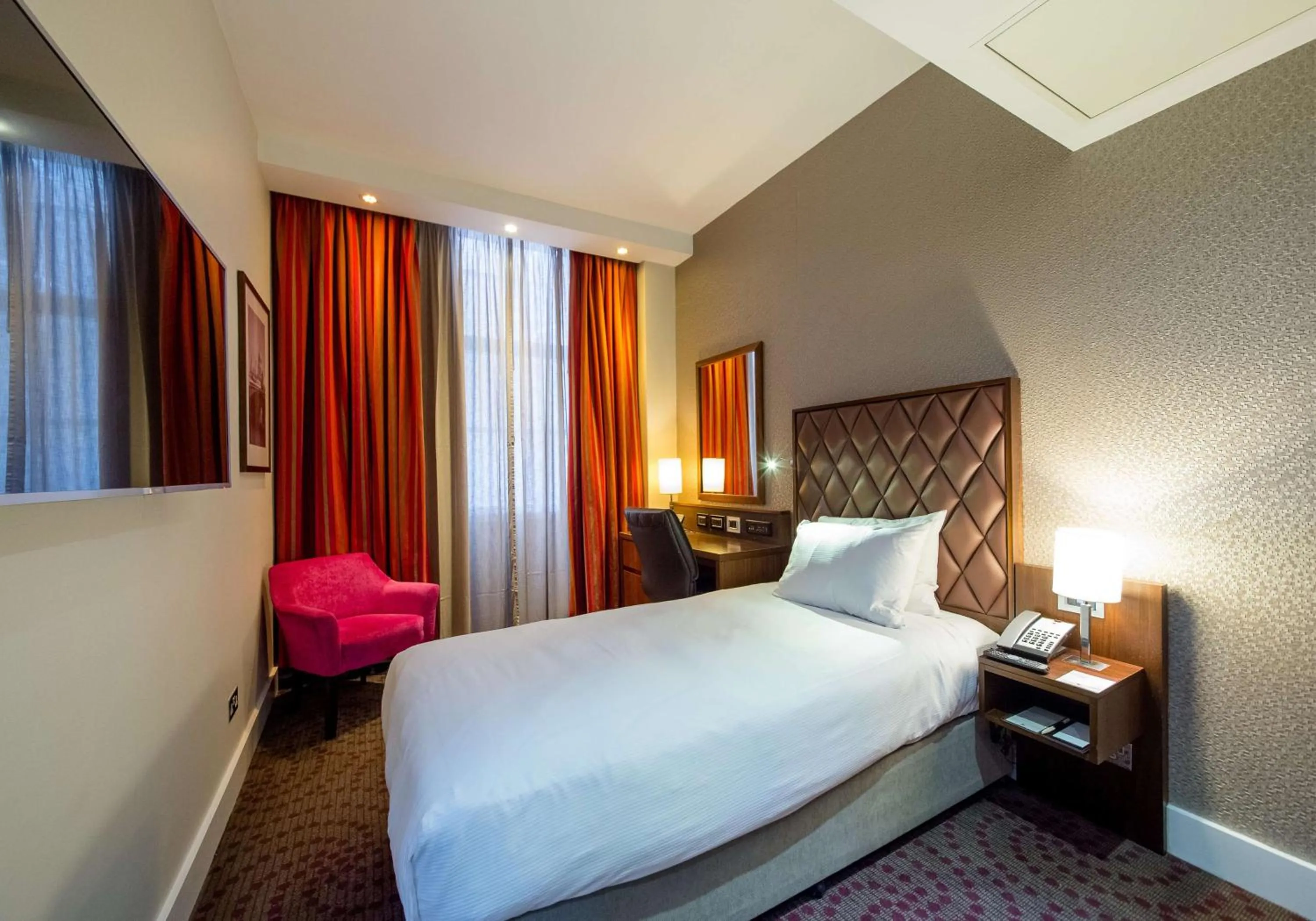 Bed in DoubleTree by Hilton Hotel London - Marble Arch