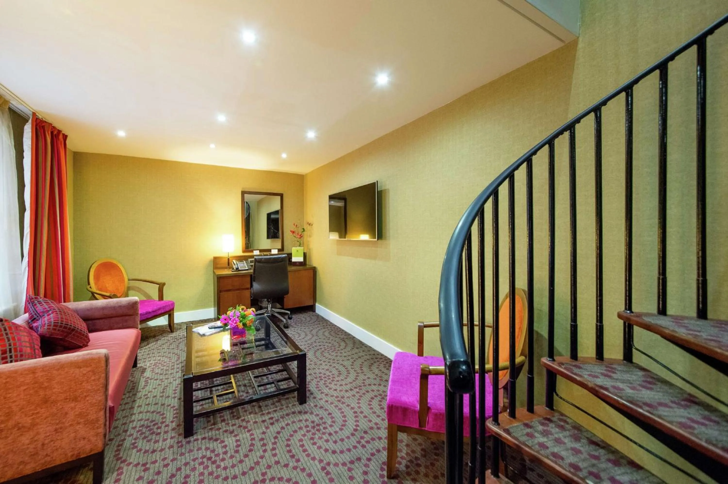 Photo of the whole room in DoubleTree by Hilton Hotel London - Marble Arch