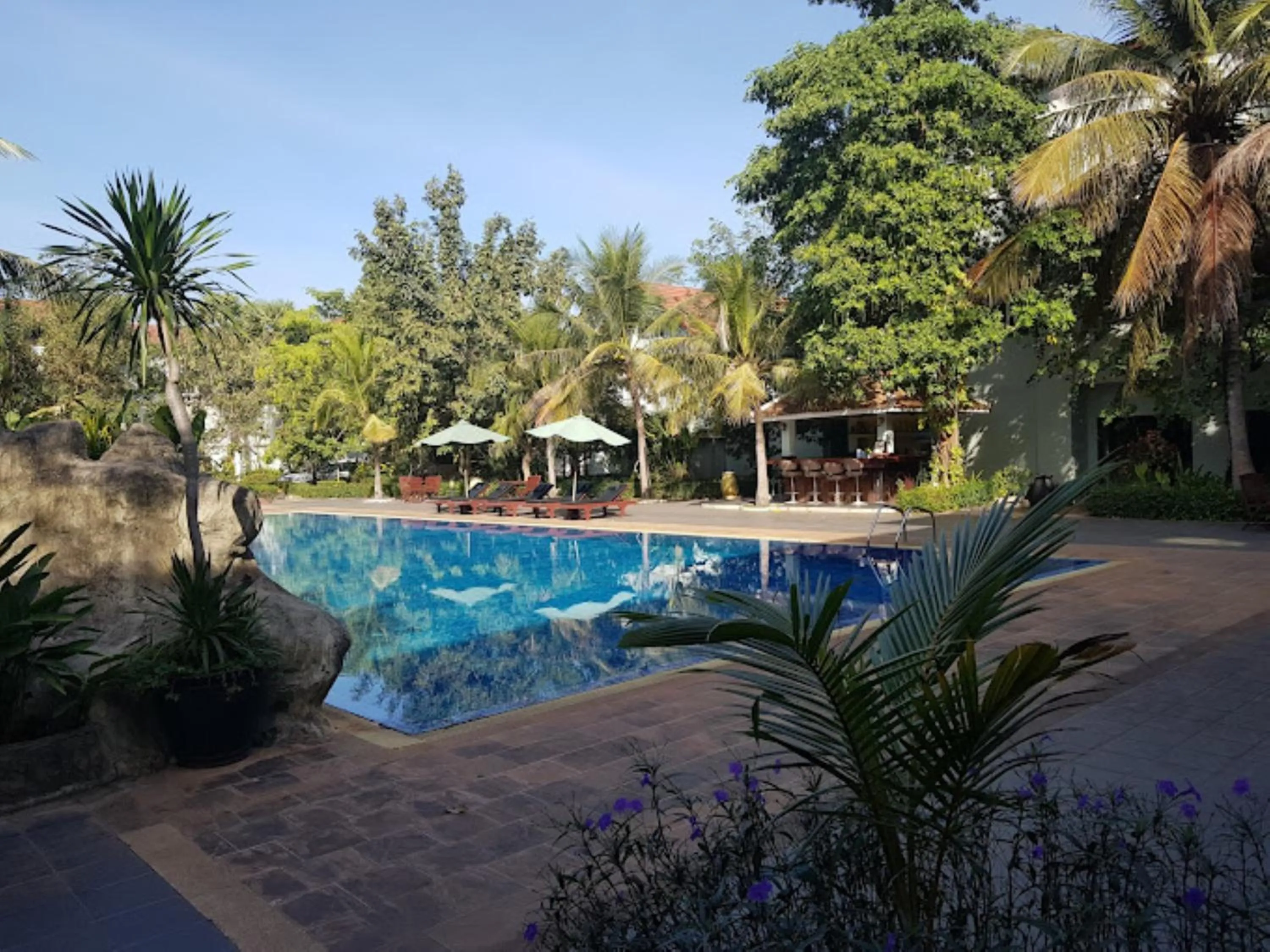 Swimming pool in EG Paradise Angkor Villa Hotel