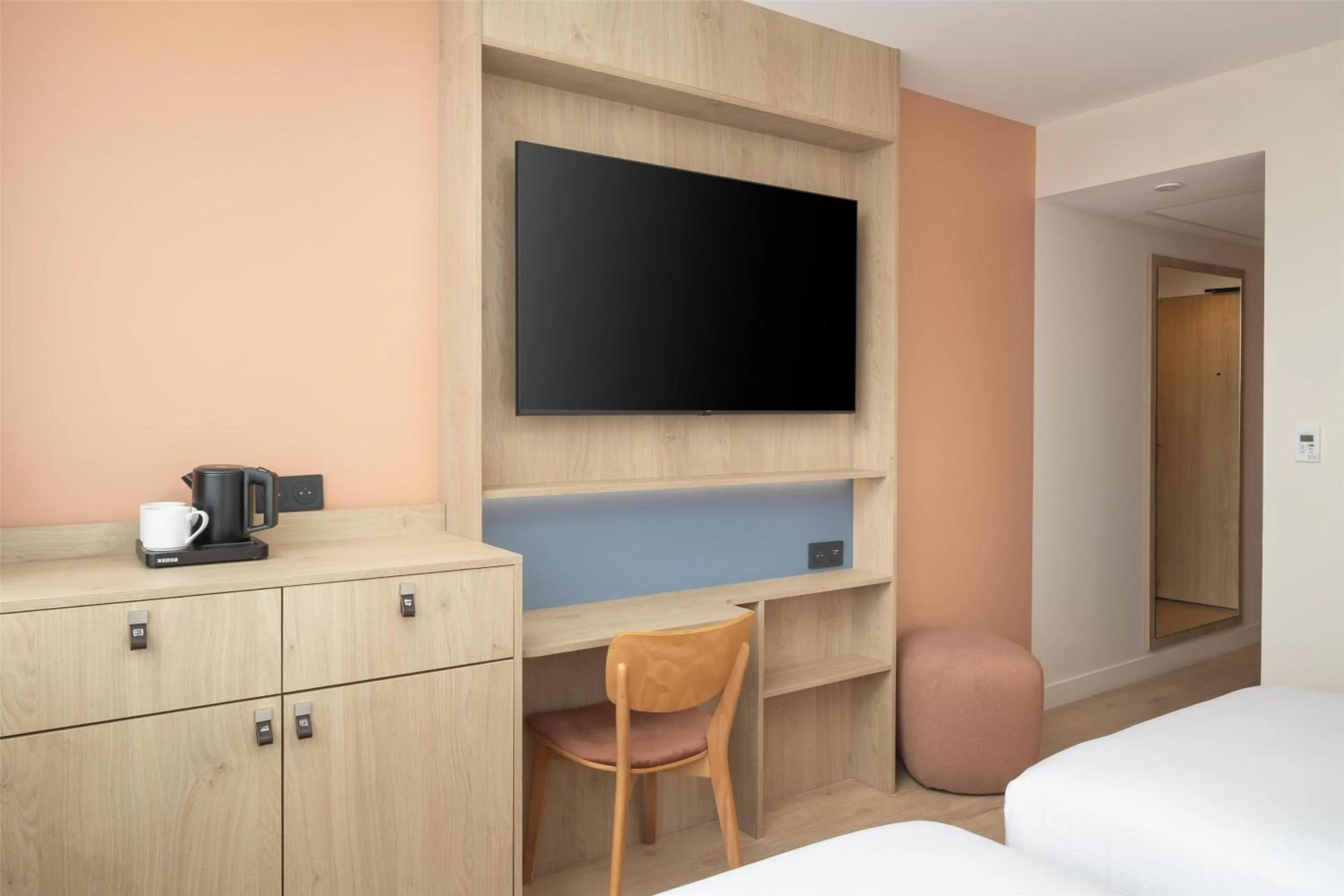 Bedroom, Bed in Hampton By Hilton Paris Charles De Gaulle Airport