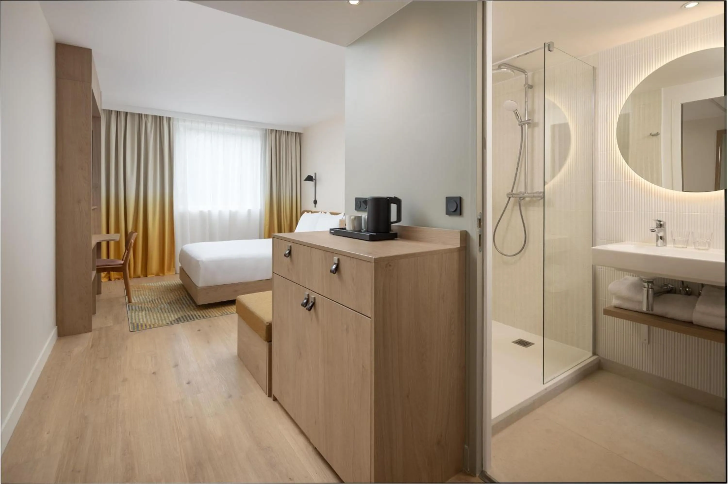 Bathroom, Bed in Hampton By Hilton Paris Charles De Gaulle Airport