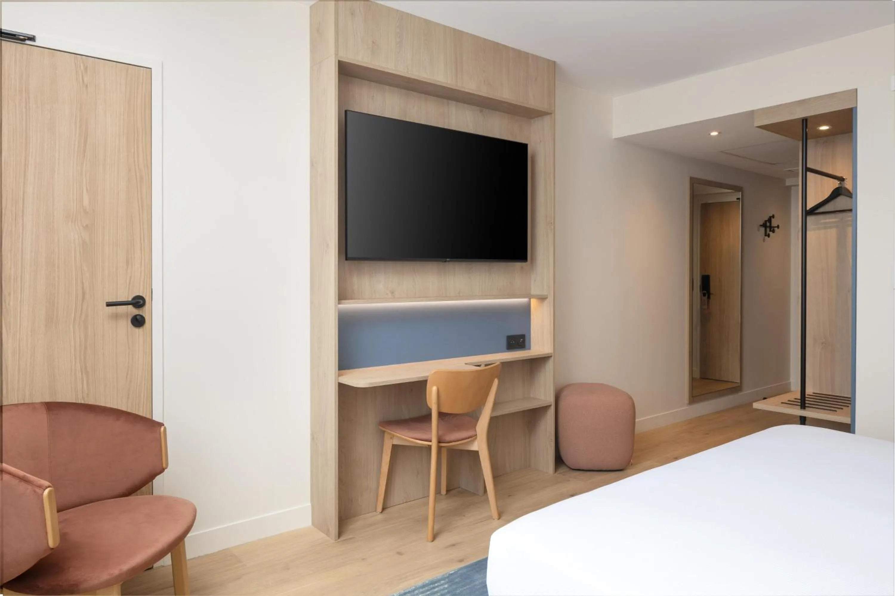 Bedroom, Bed in Hampton By Hilton Paris Charles De Gaulle Airport