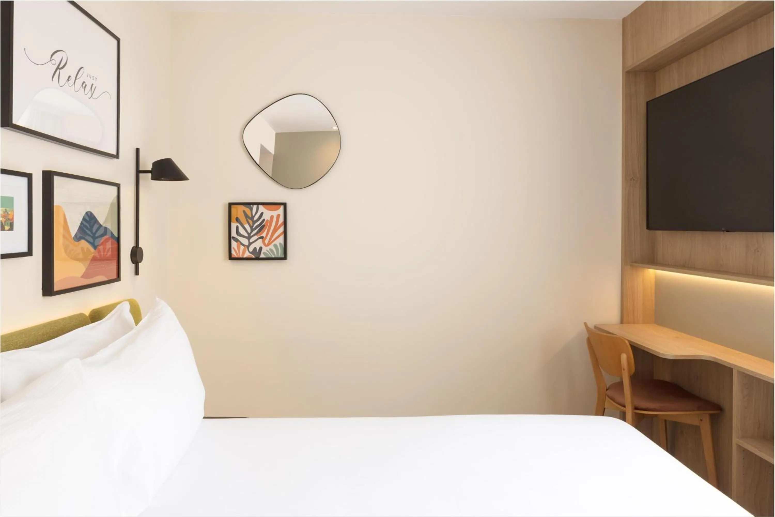 Bedroom, Bed in Hampton By Hilton Paris Charles De Gaulle Airport