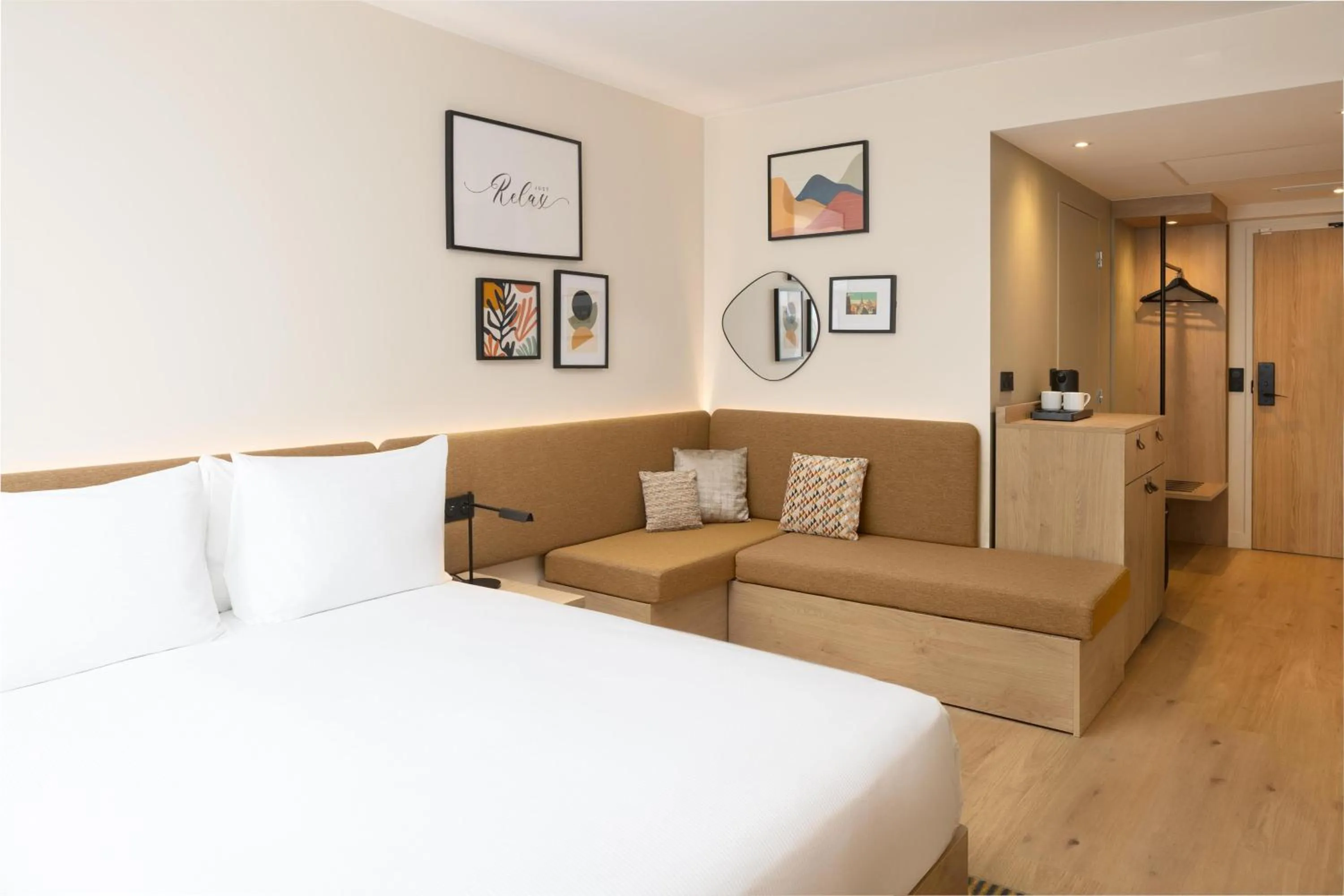 Living room, Bed in Hampton By Hilton Paris Charles De Gaulle Airport