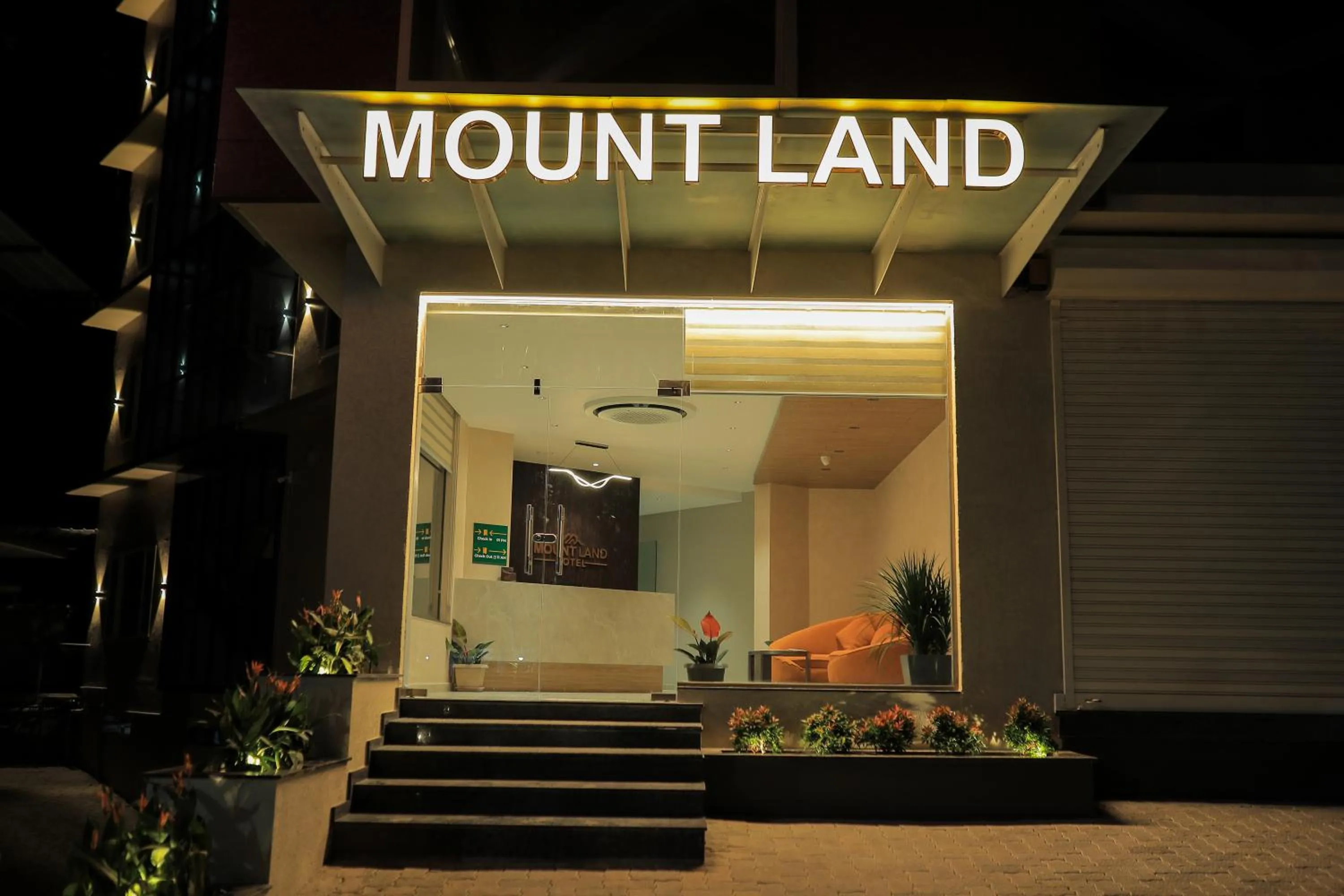 Facade/entrance in Mount Land