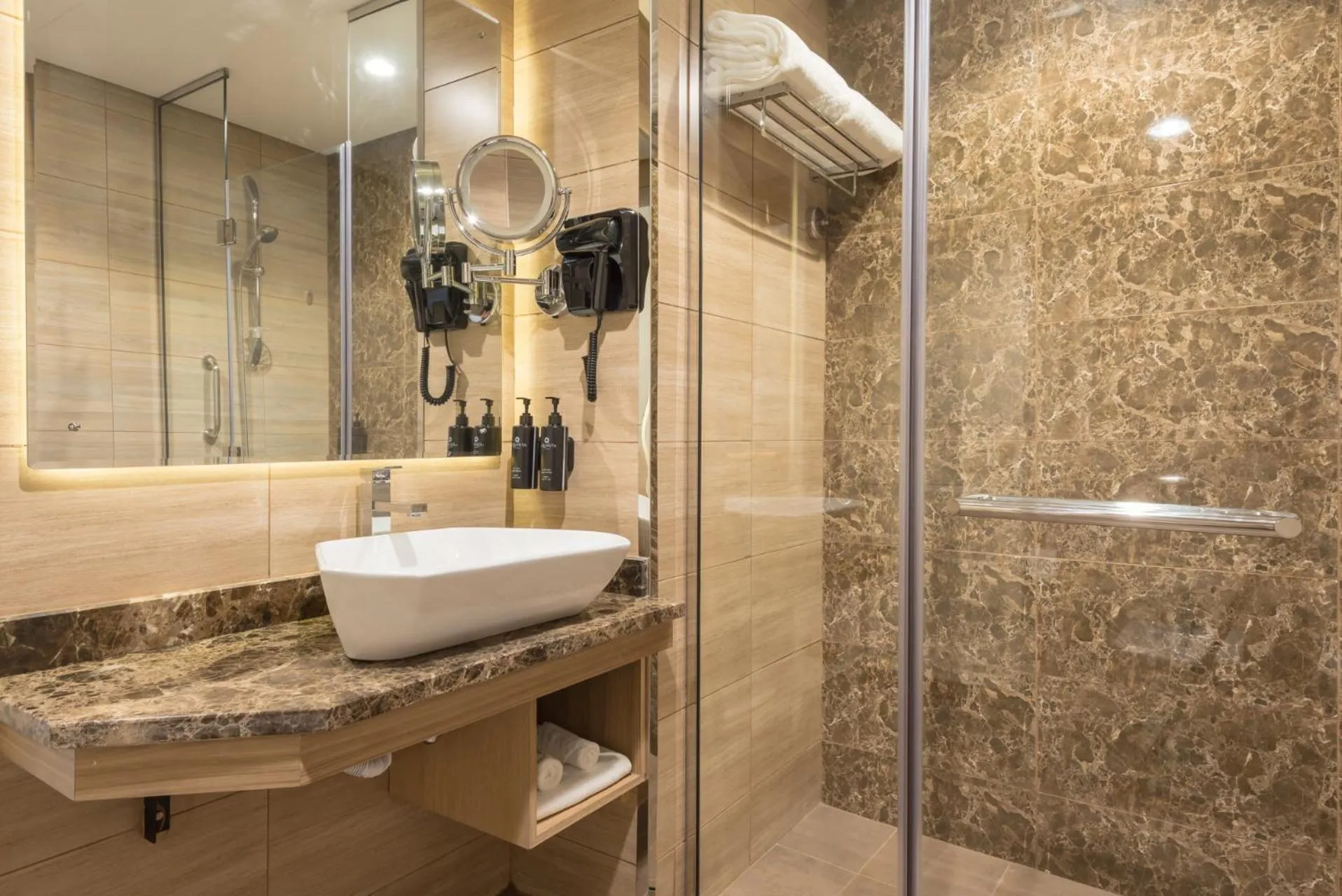 Bathroom in La Quinta by Wyndham Abu Dhabi Al Wahda