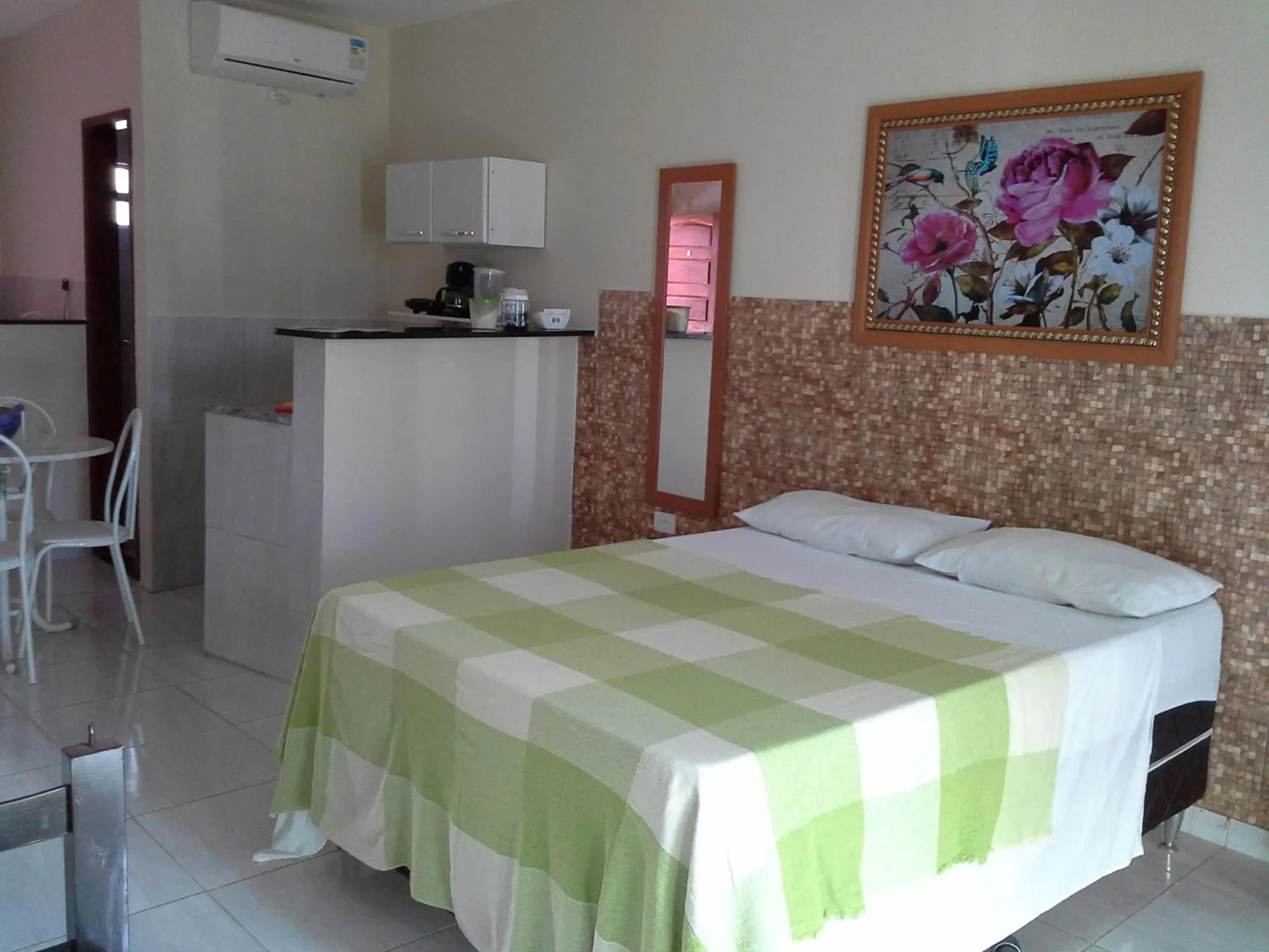 Photo of the whole room, Bed in Swiss Flats