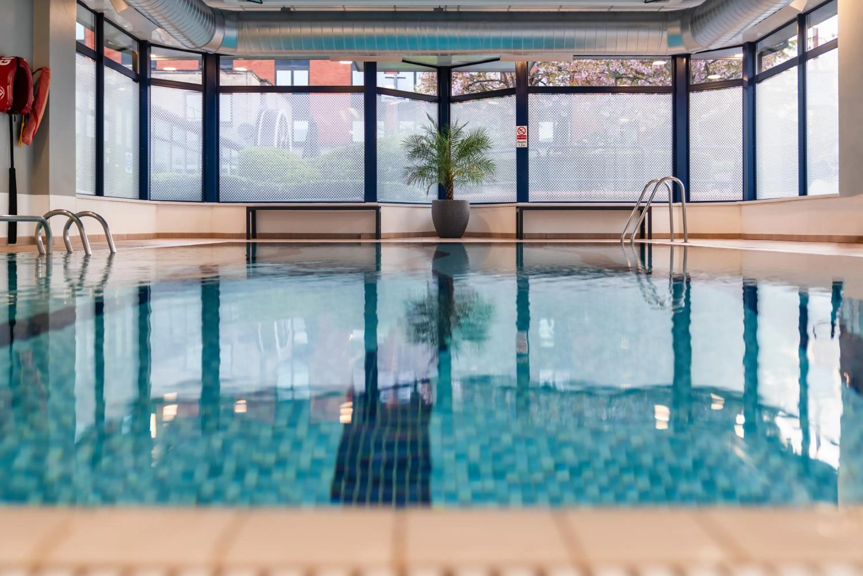 Swimming pool in Mercure Nottingham Sherwood