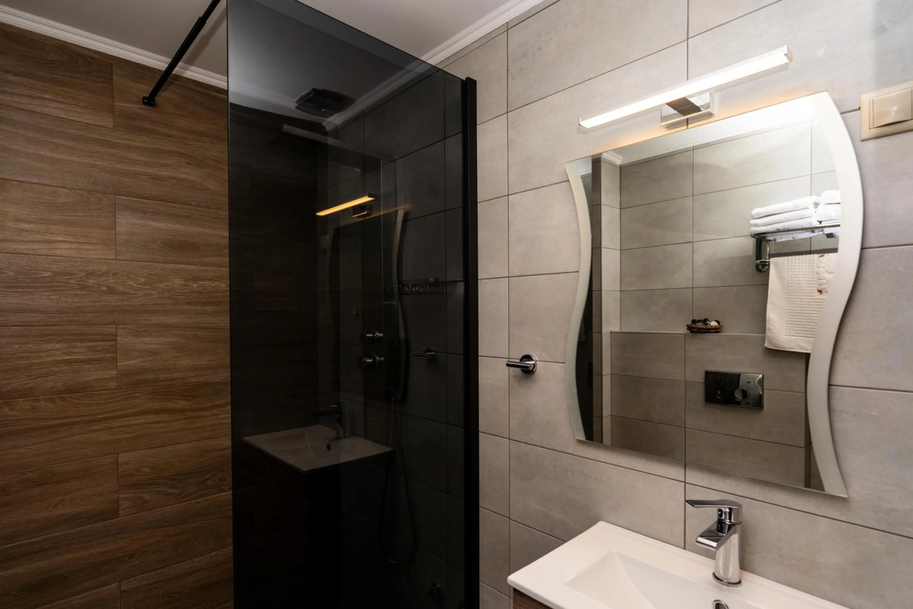 Shower in Hotel Epavlis