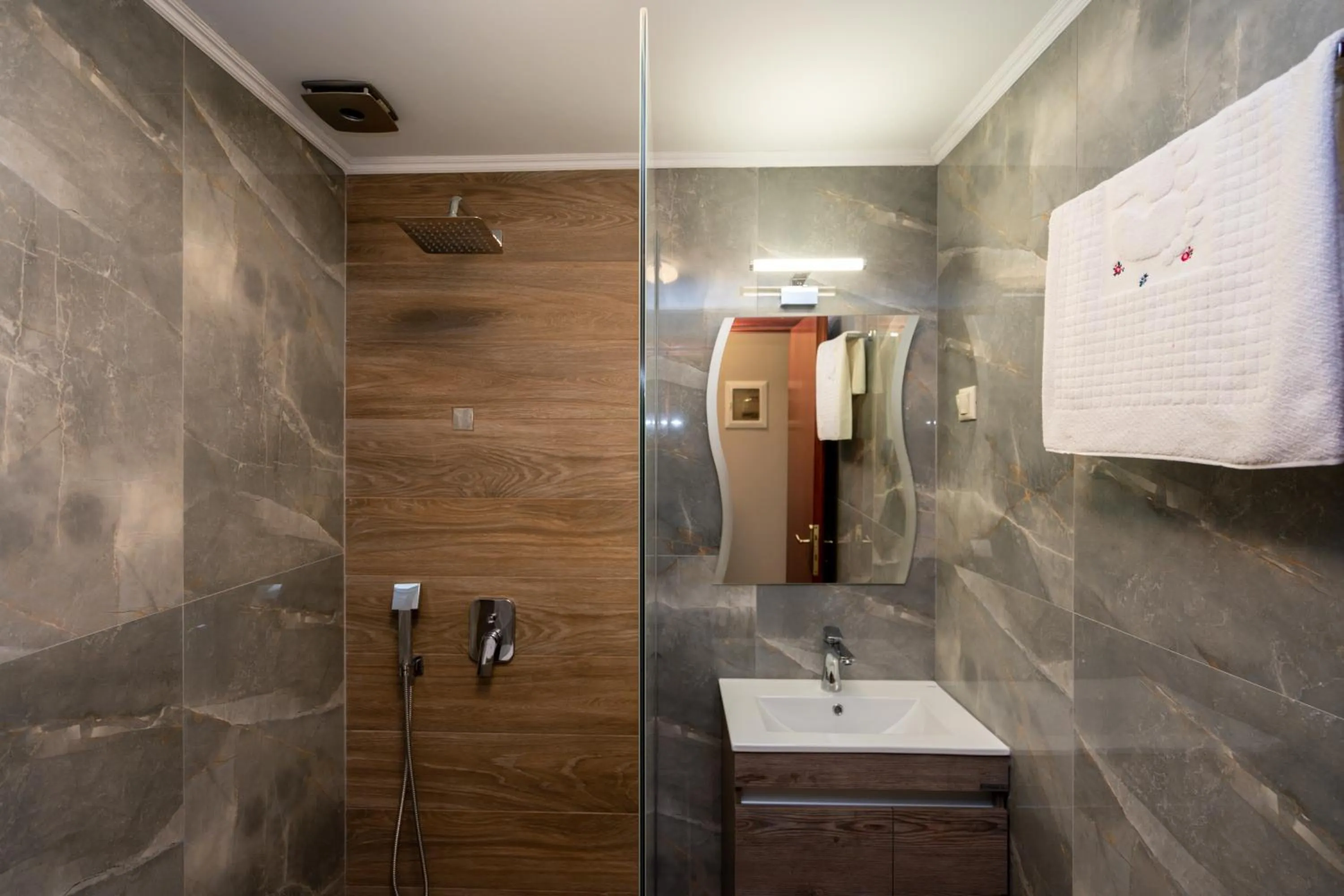 Shower in Hotel Epavlis