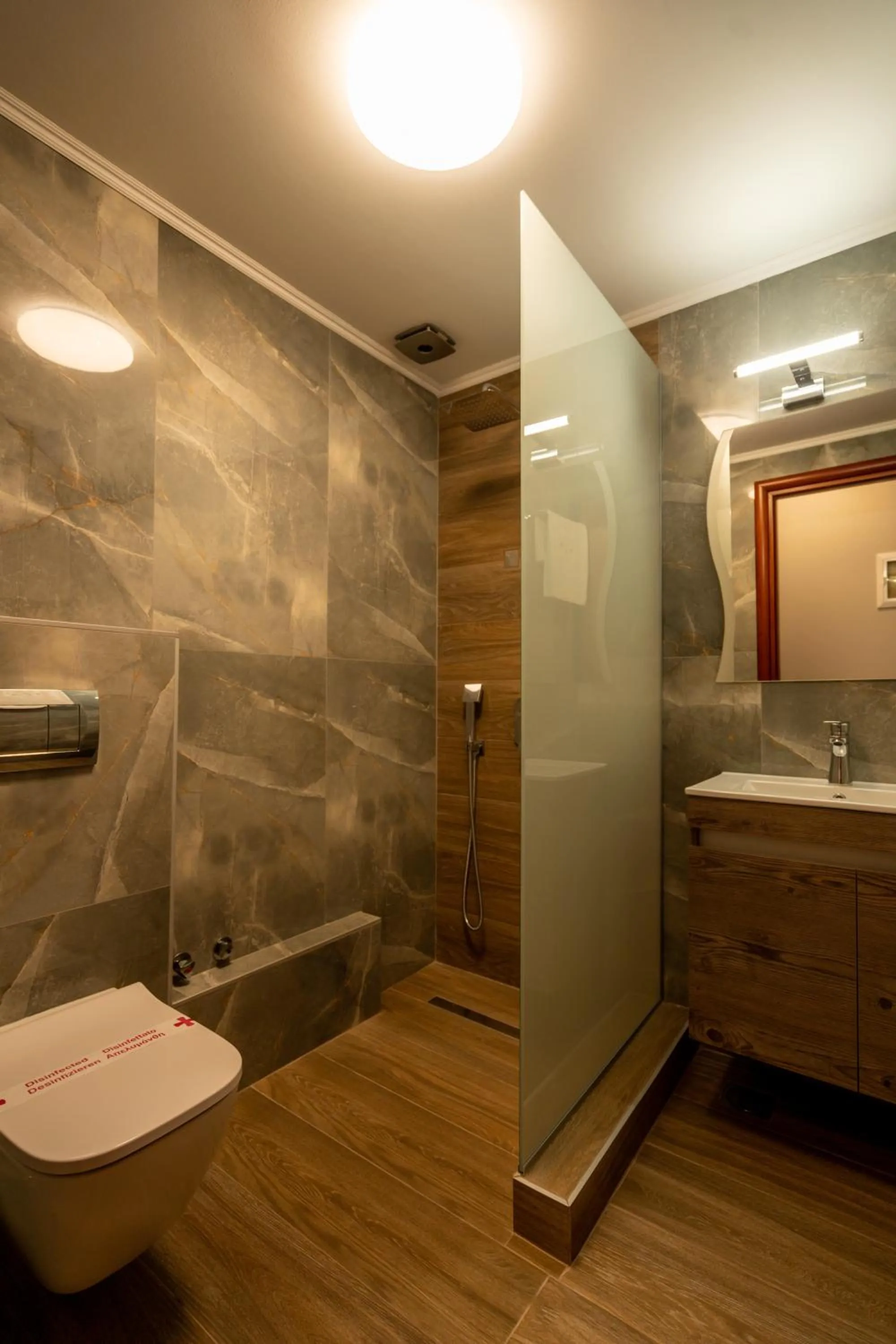 Shower in Hotel Epavlis