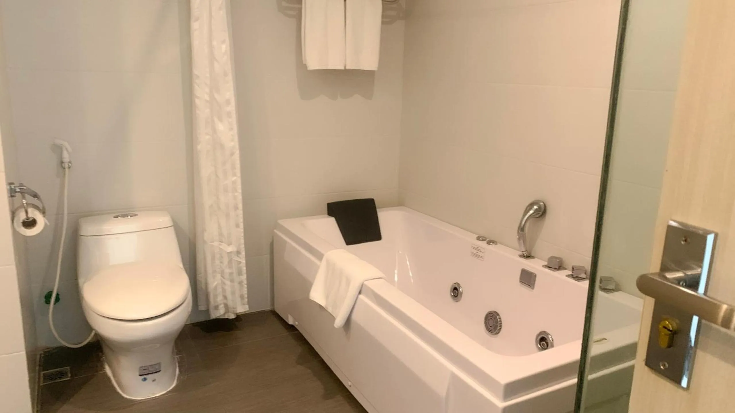 Toilet in Muong Thanh Dien Chau Hotel