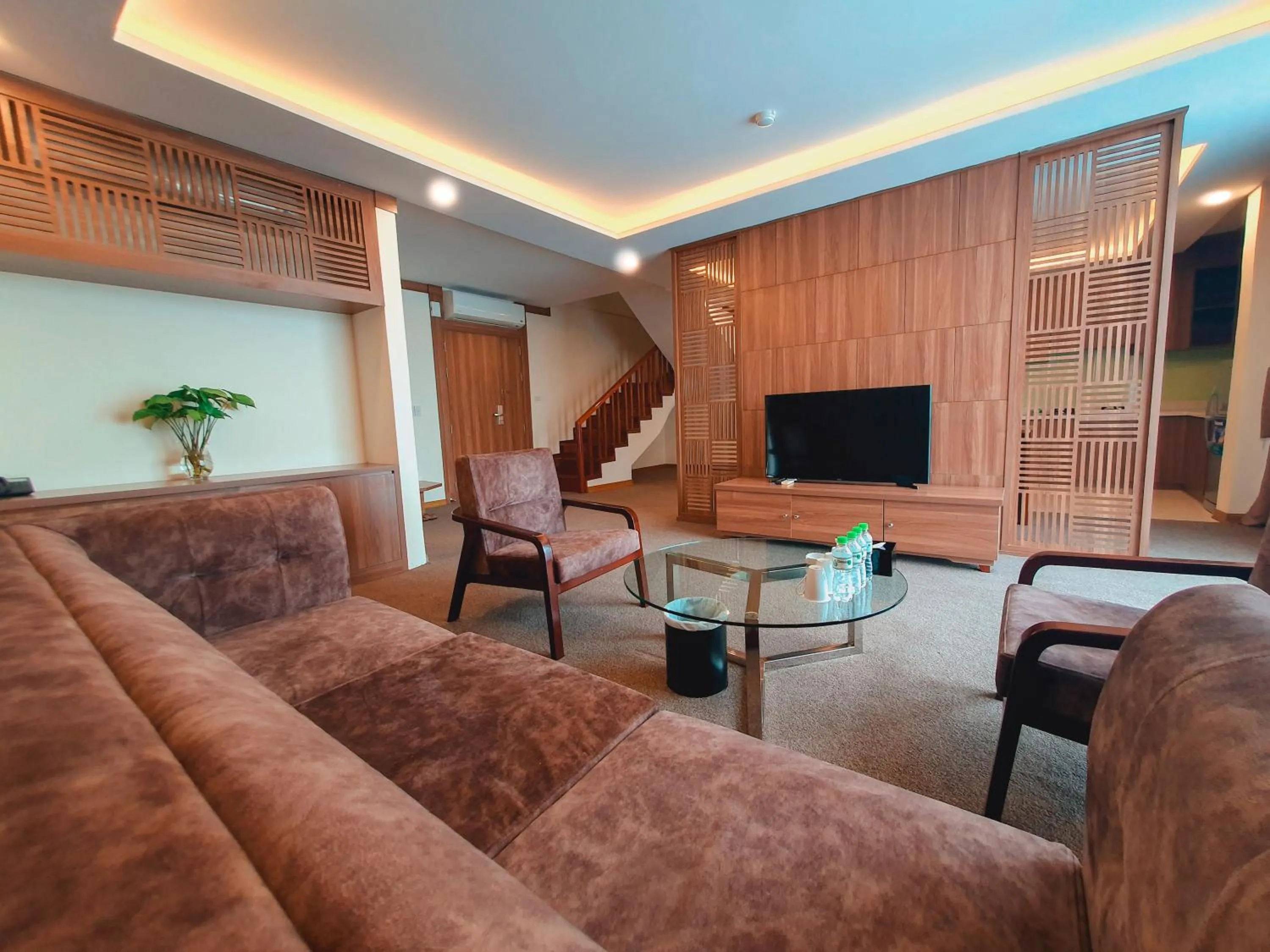 Communal lounge/ TV room in Muong Thanh Dien Chau Hotel