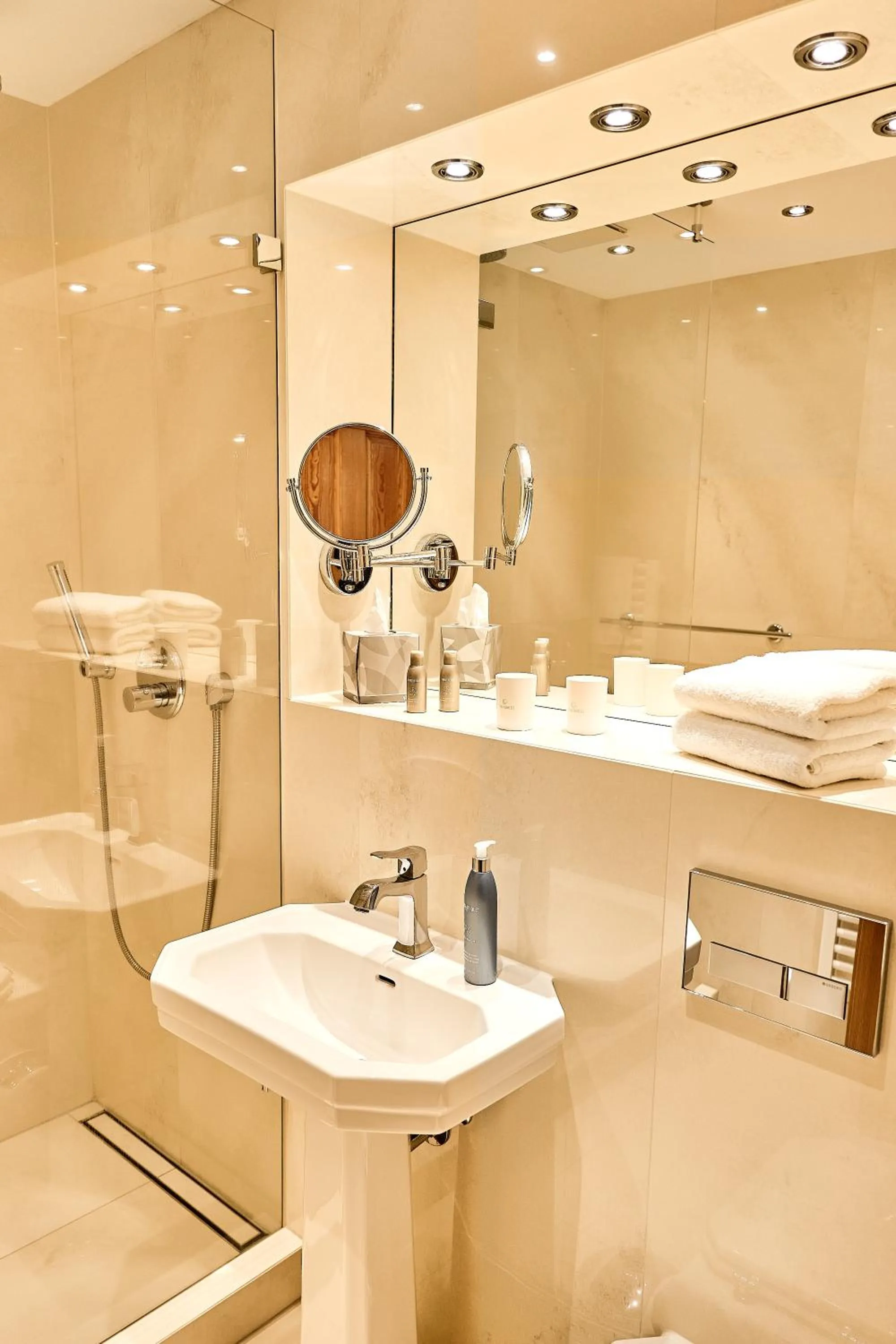 Bathroom in Strandhotel Strande