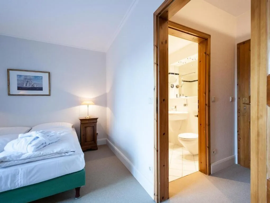 Bathroom, Bed in Strandhotel Strande