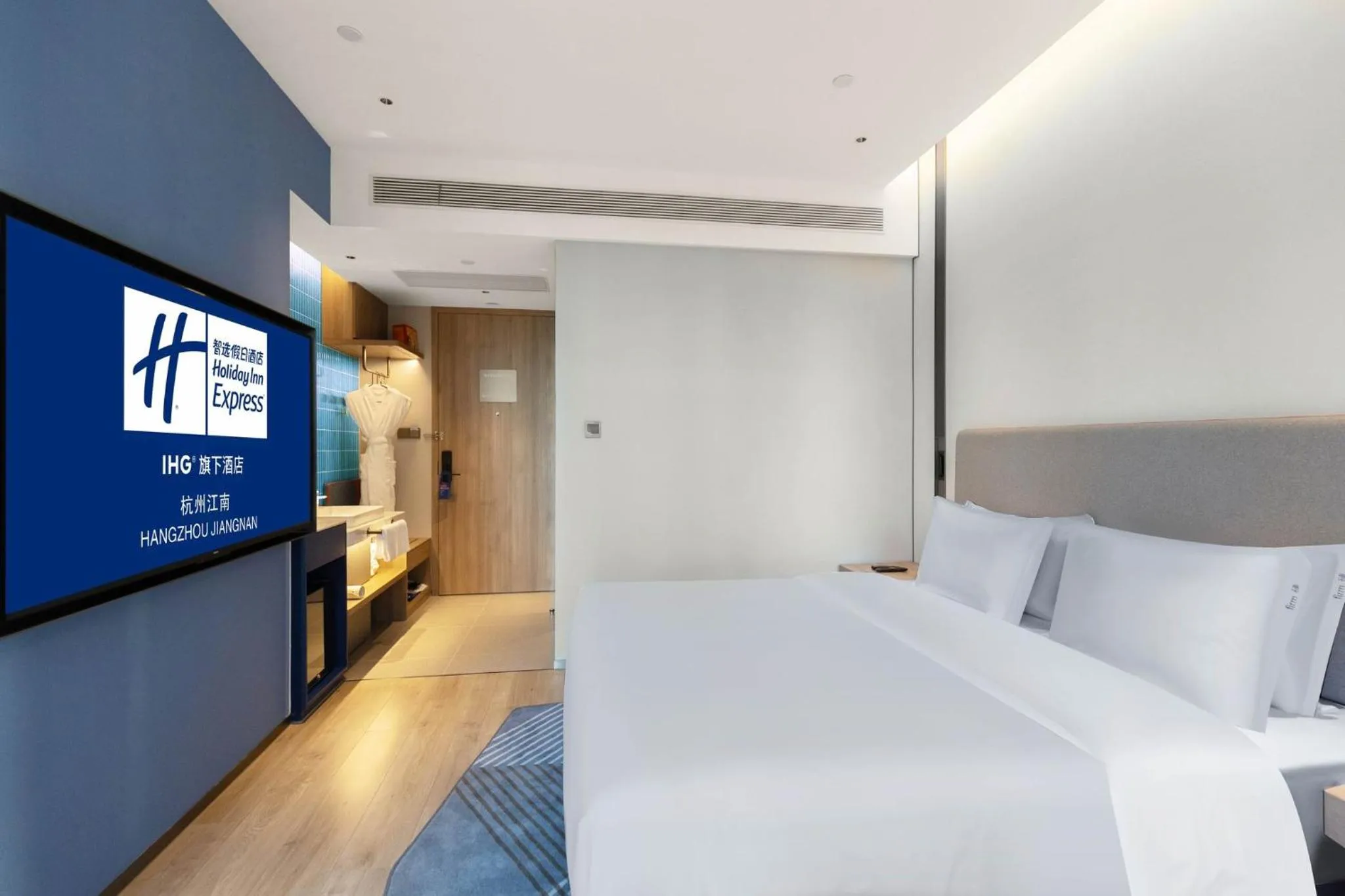 Photo of the whole room, Bed in Holiday Inn Express Hangzhou Jiangnan by IHG