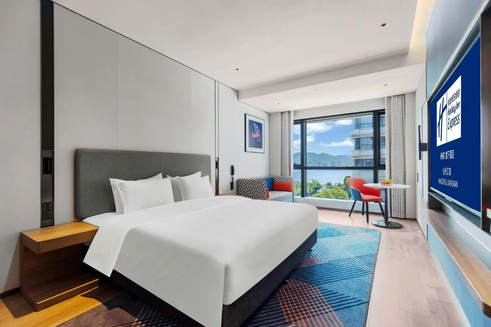 Photo of the whole room, Bed in Holiday Inn Express Hangzhou Jiangnan by IHG