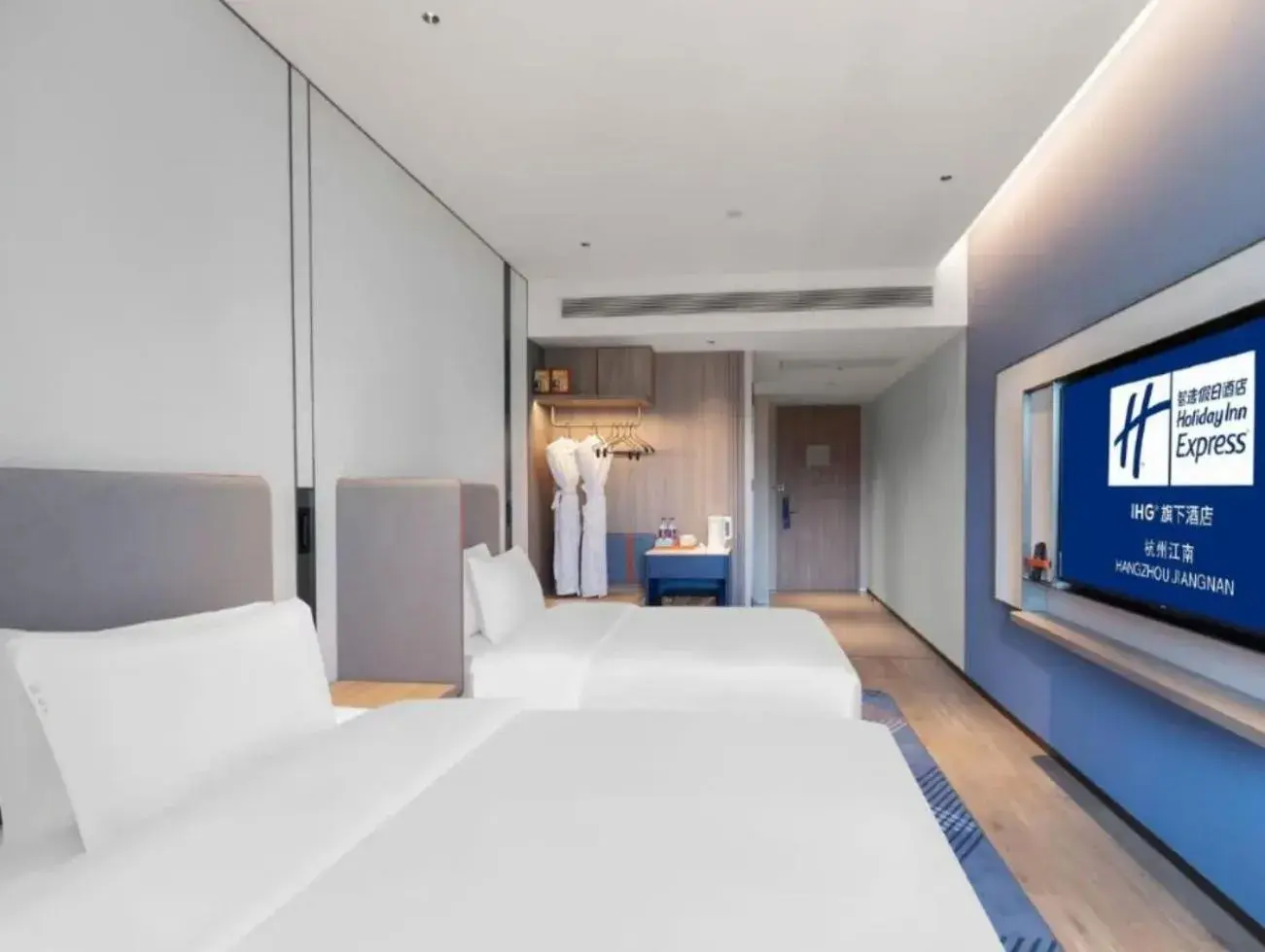 Standard Room with Two Queen Beds in Holiday Inn Express Hangzhou Jiangnan by IHG Standard Room with Two Queen Beds in Holiday Inn Express Hangzhou Jiangnan by IHG