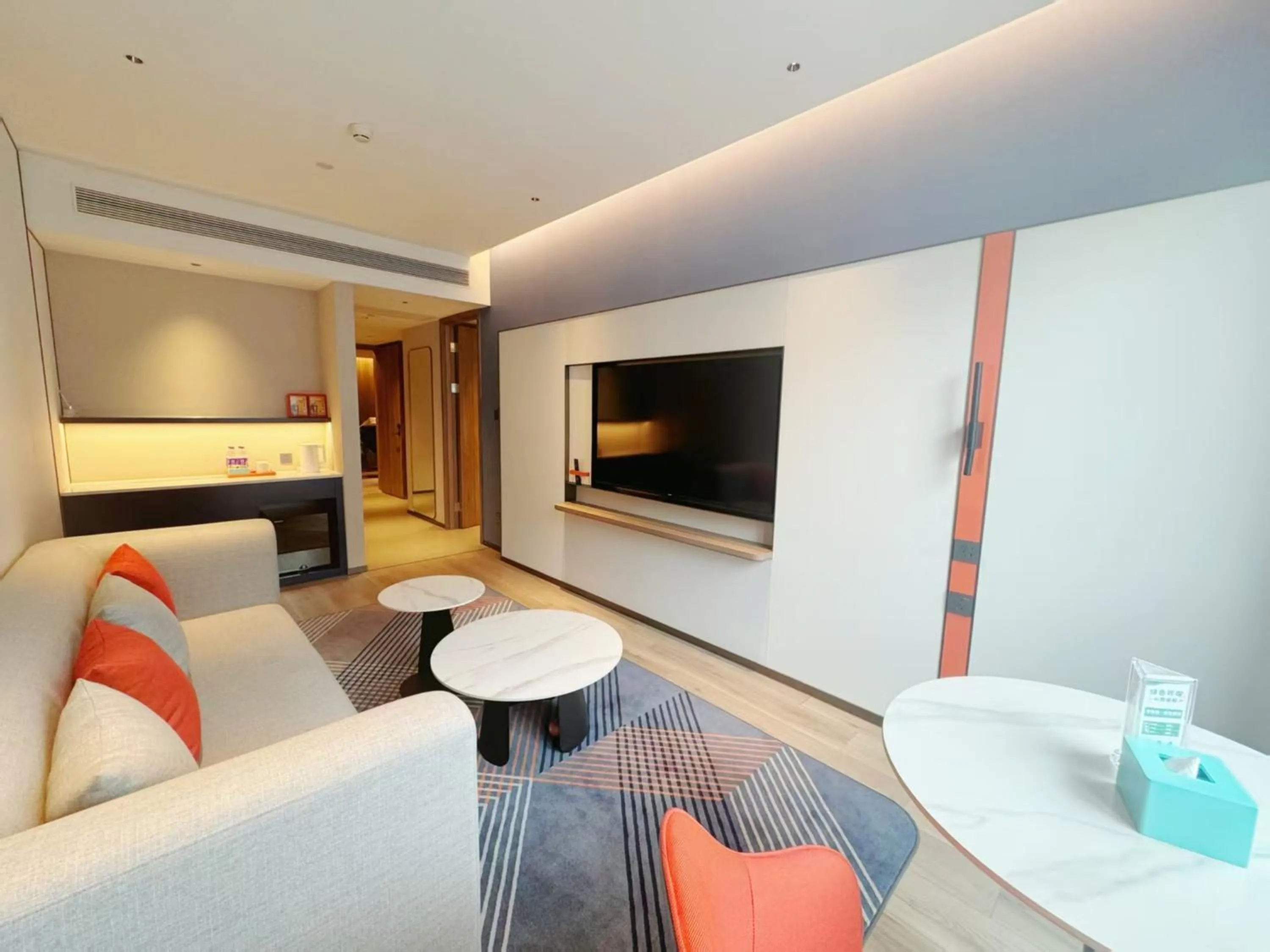 Photo of the whole room, Bed in Holiday Inn Express Hangzhou Jiangnan by IHG