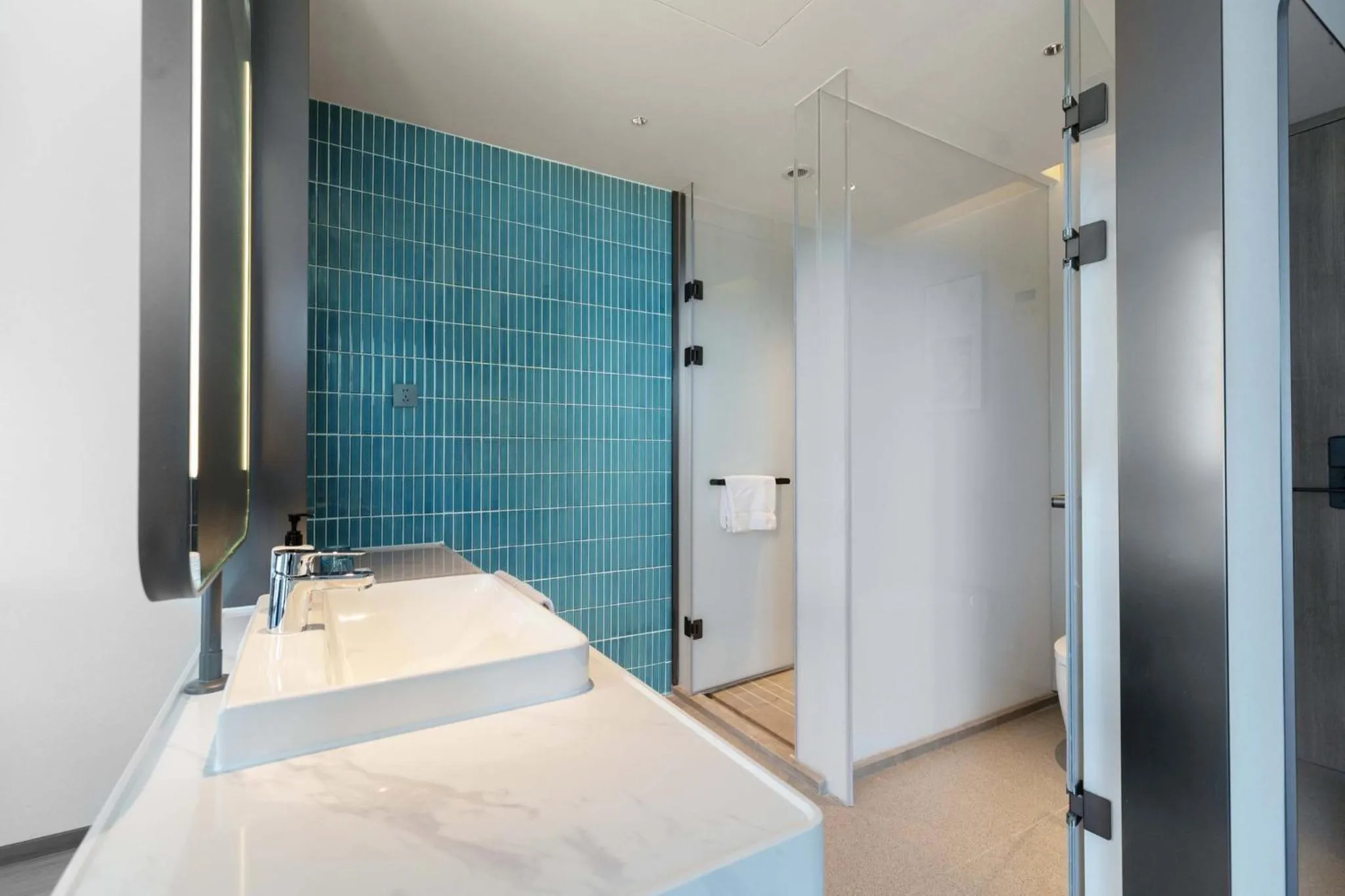 Photo of the whole room, Bed in Holiday Inn Express Hangzhou Jiangnan by IHG