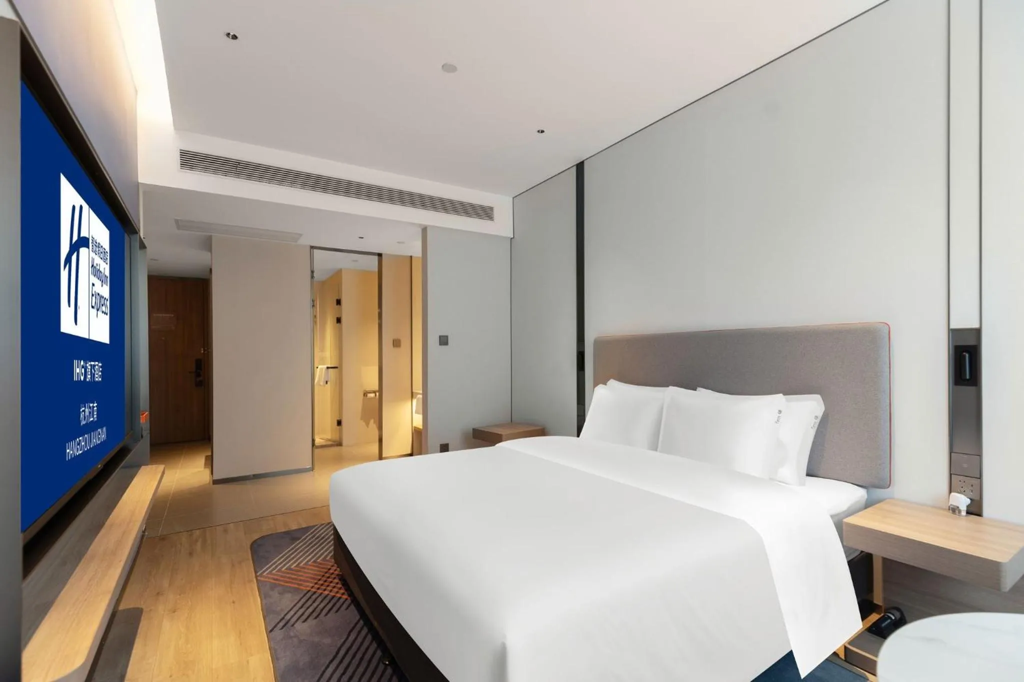 Photo of the whole room, Bed in Holiday Inn Express Hangzhou Jiangnan by IHG