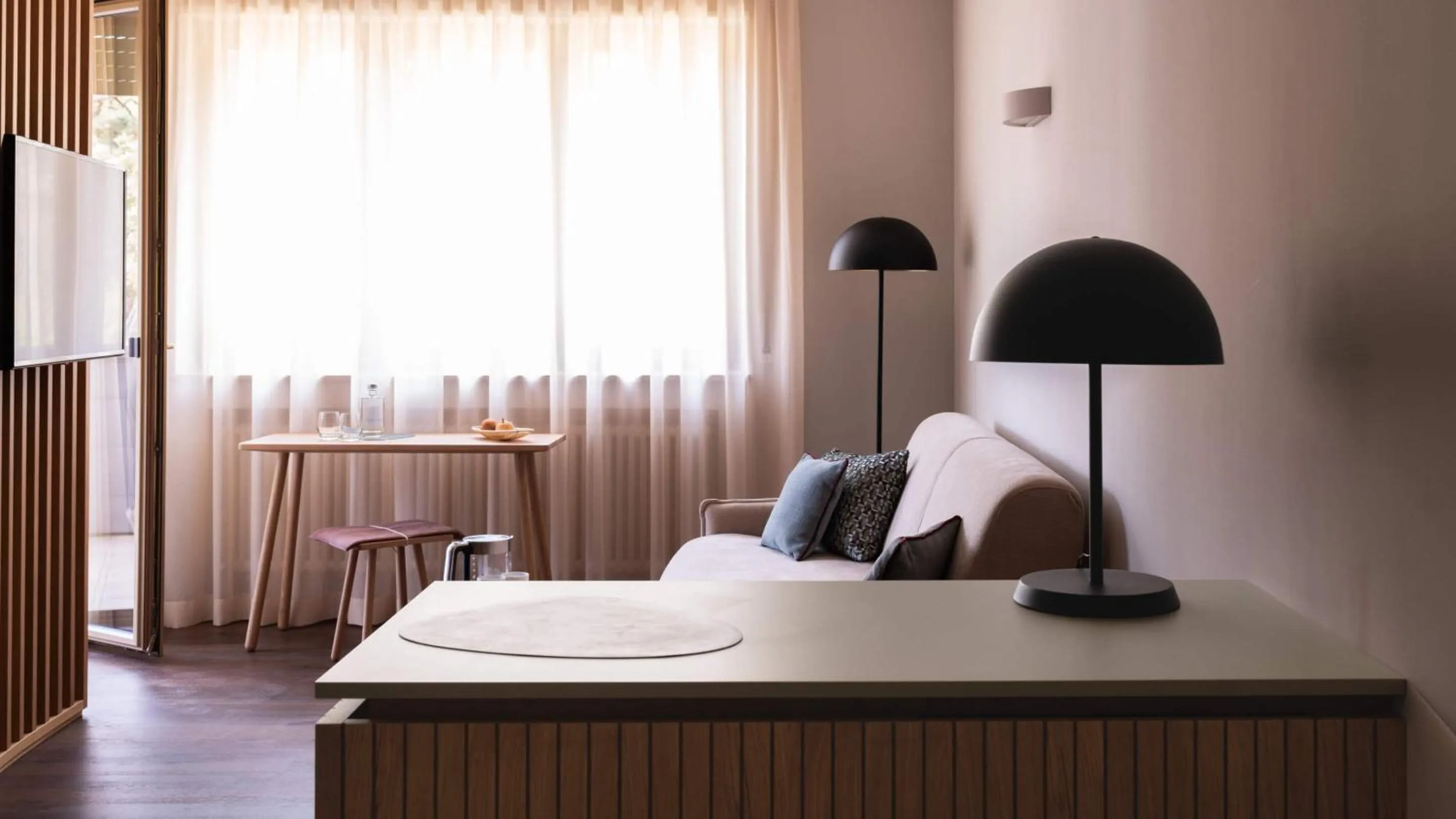 Living room, Bed in Flora Hotel & Suites