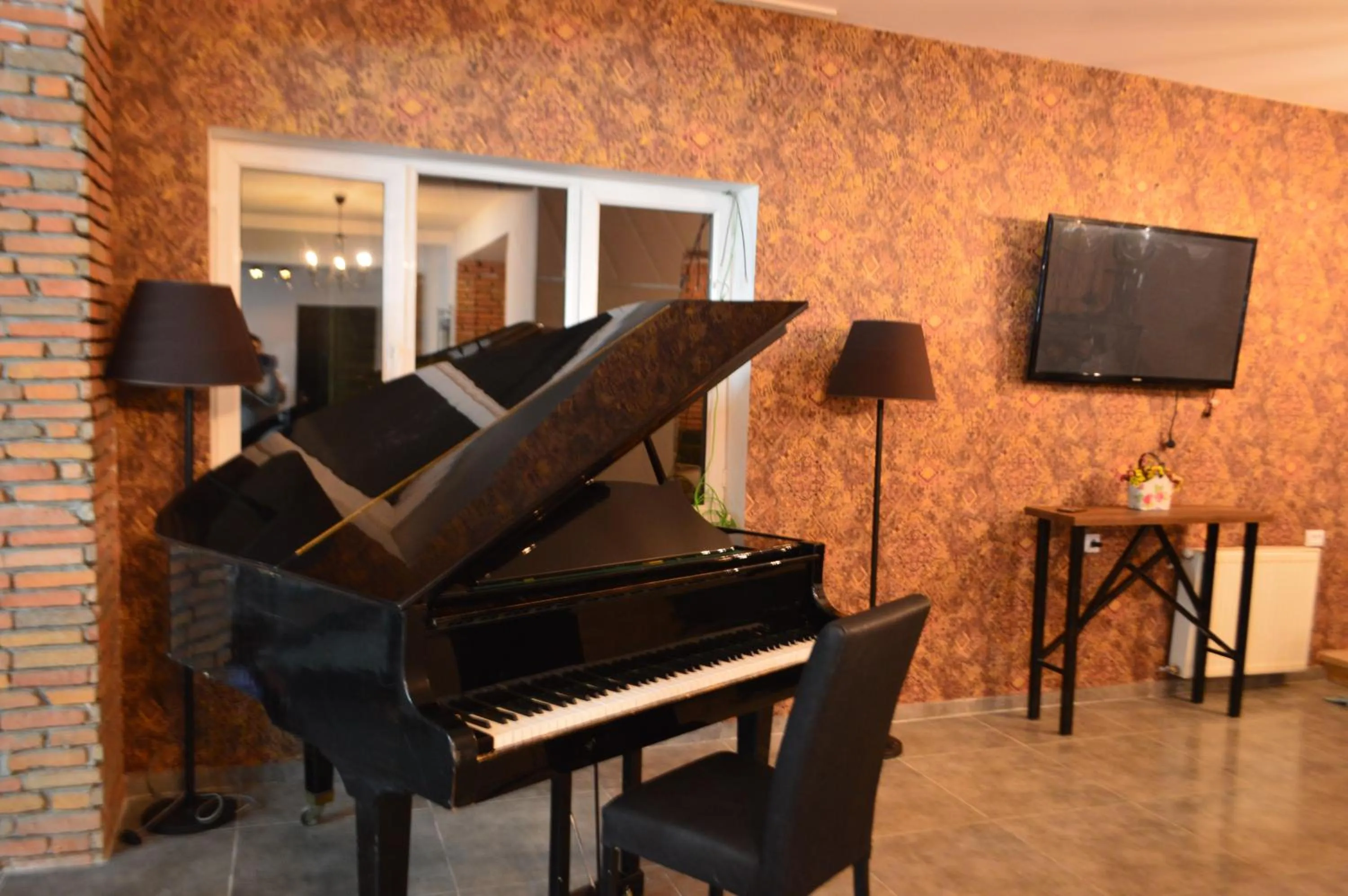 Communal lounge/ TV room in Boutique Hotel Shale