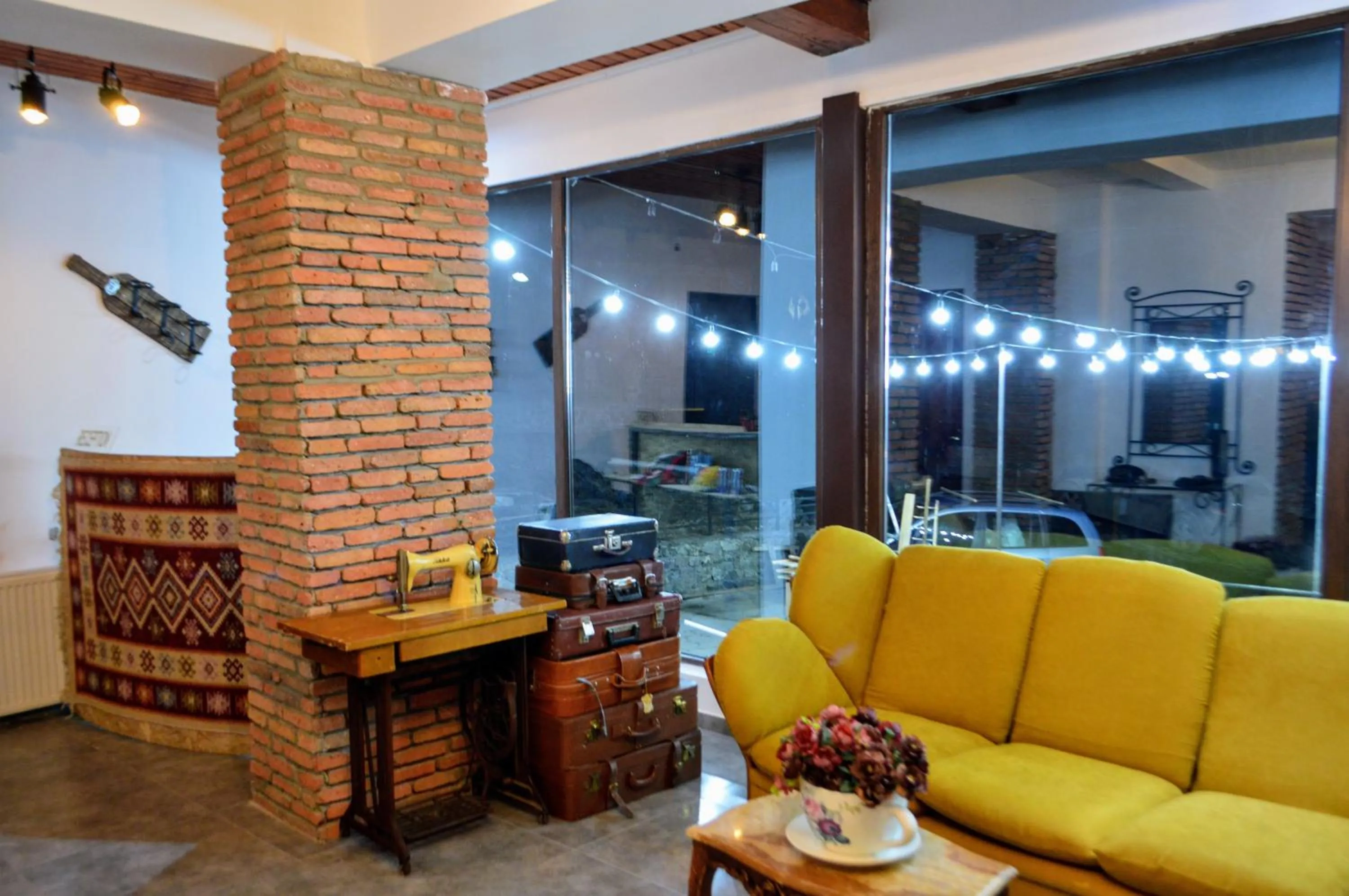 Communal lounge/ TV room in Boutique Hotel Shale