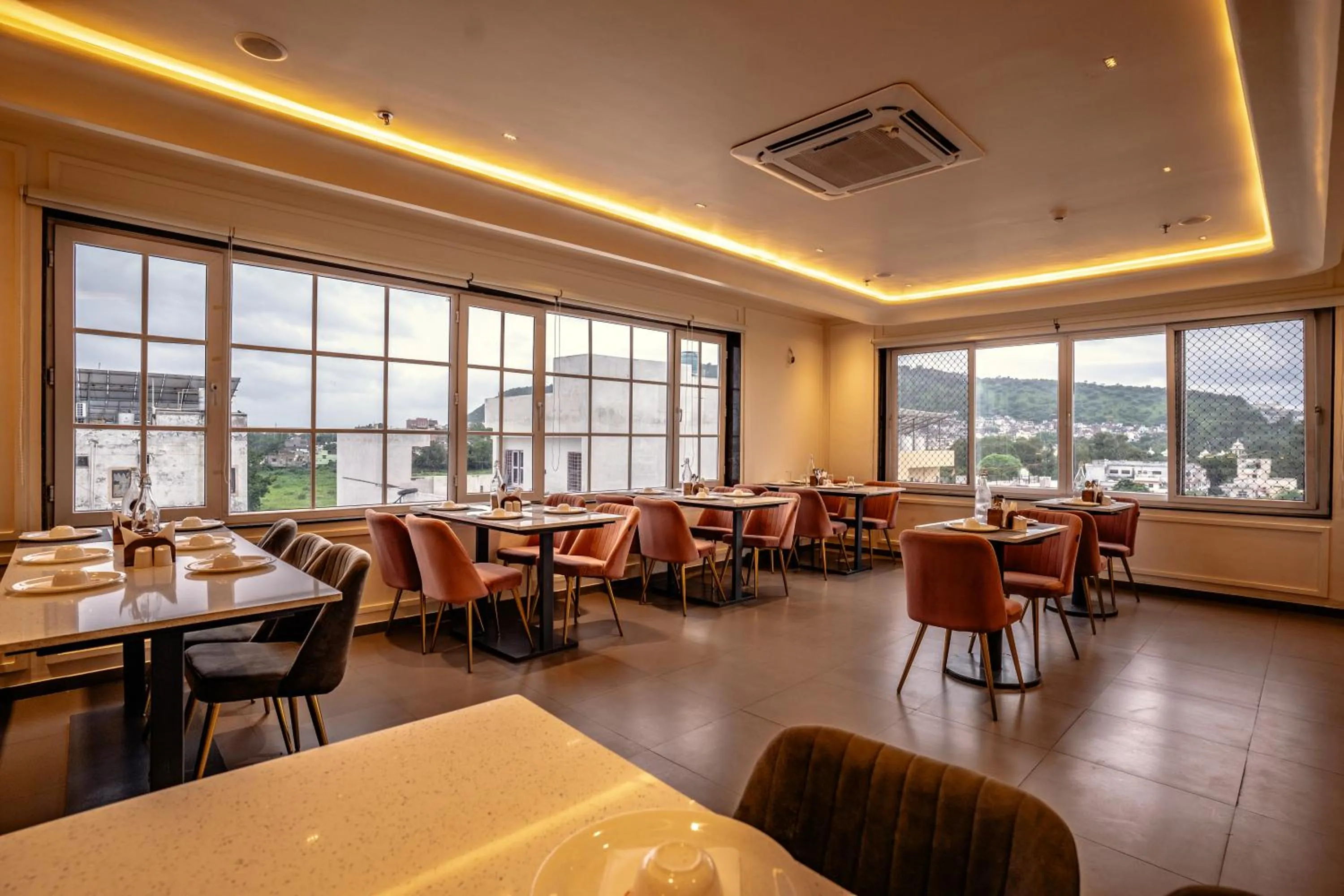 Restaurant/places to eat in Hotel Lake Metro