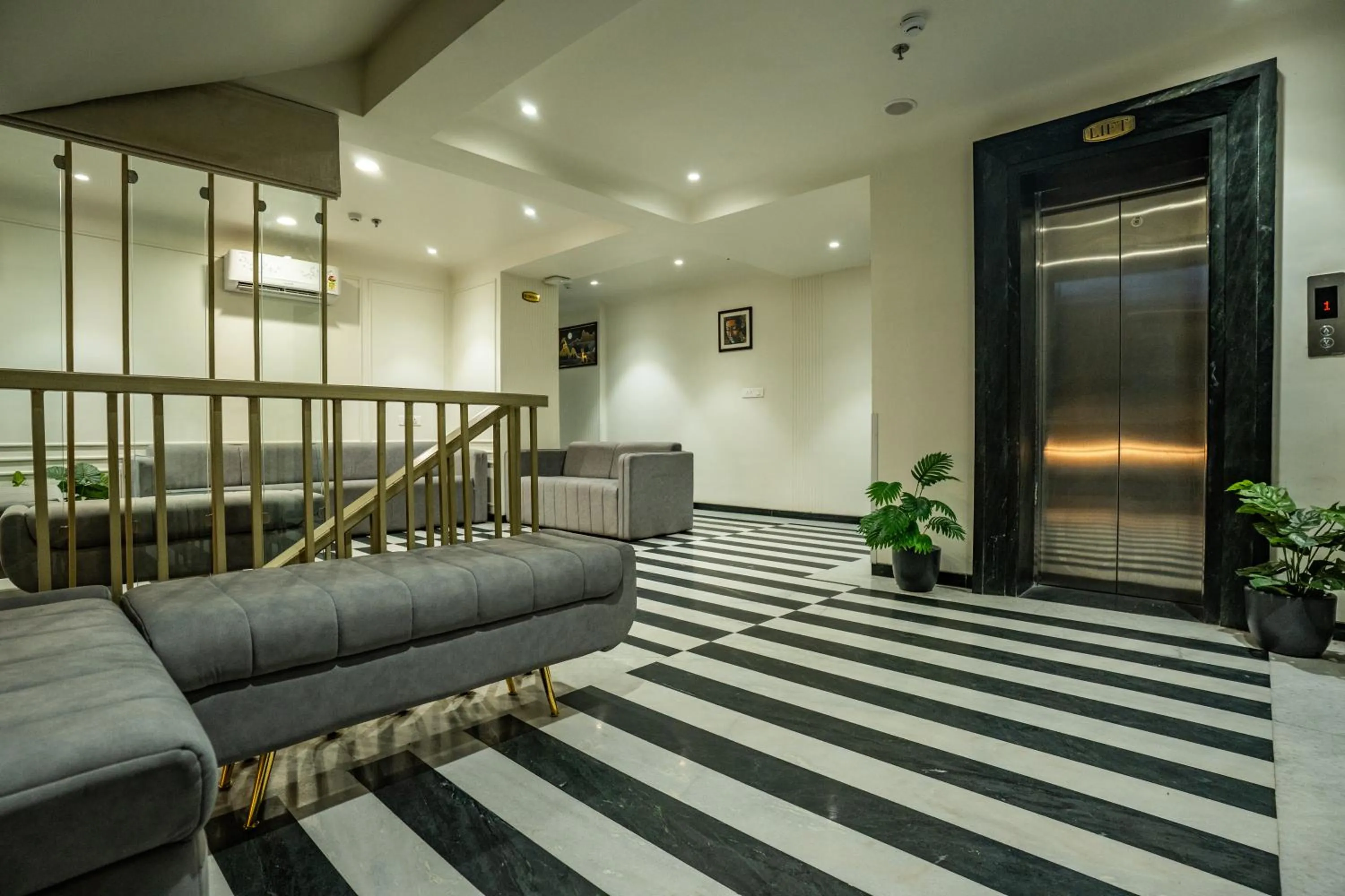 elevator in Hotel Lake Metro