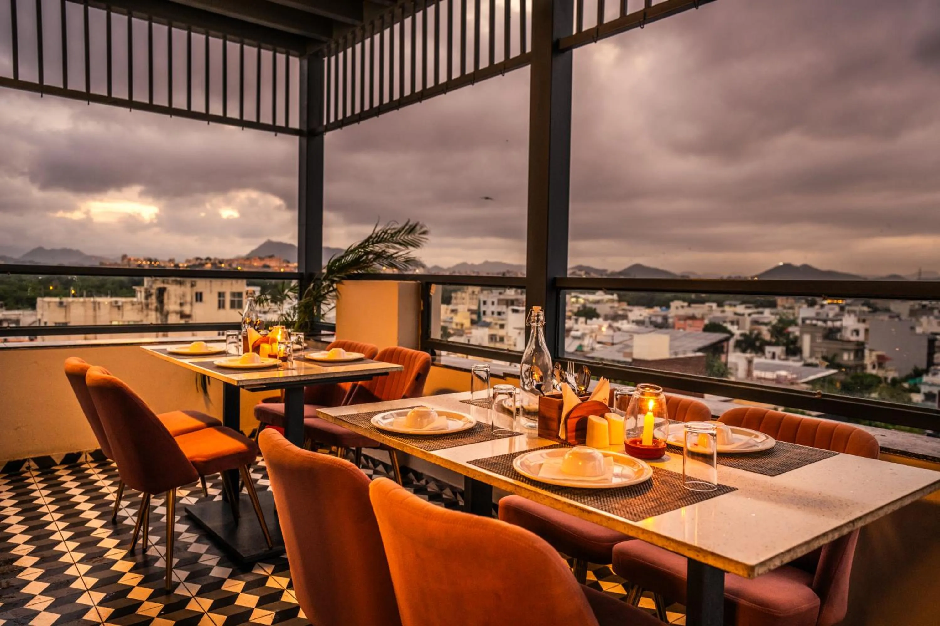 Restaurant/places to eat in Hotel Lake Metro