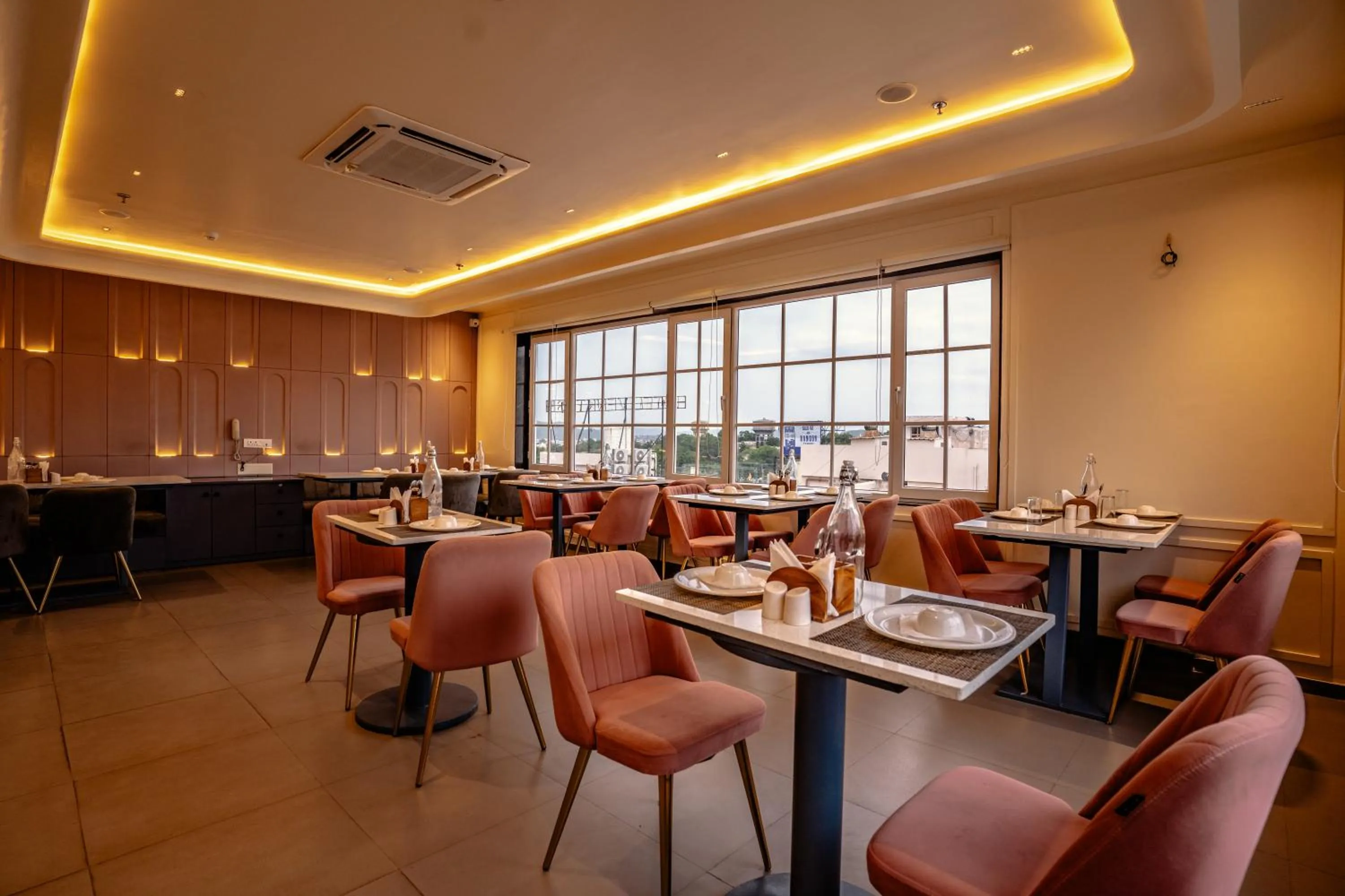 Restaurant/places to eat in Hotel Lake Metro