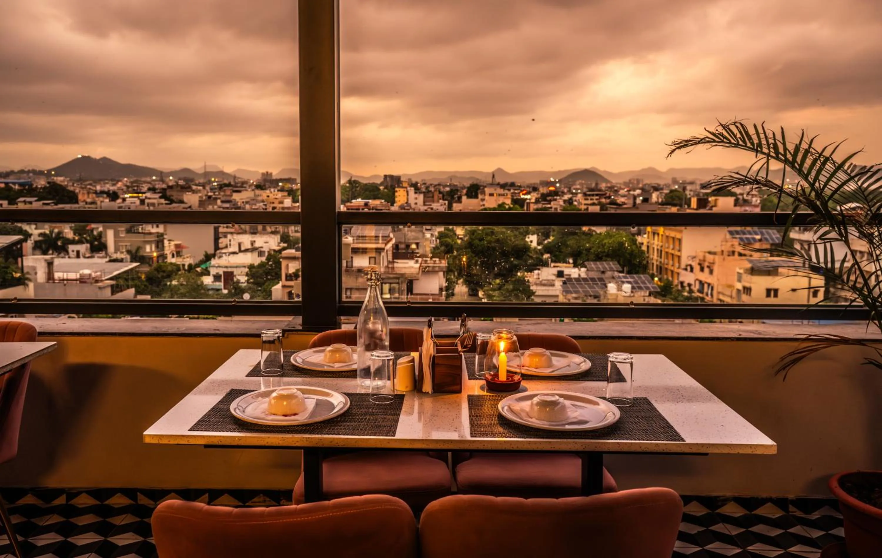 Restaurant/places to eat in Hotel Lake Metro