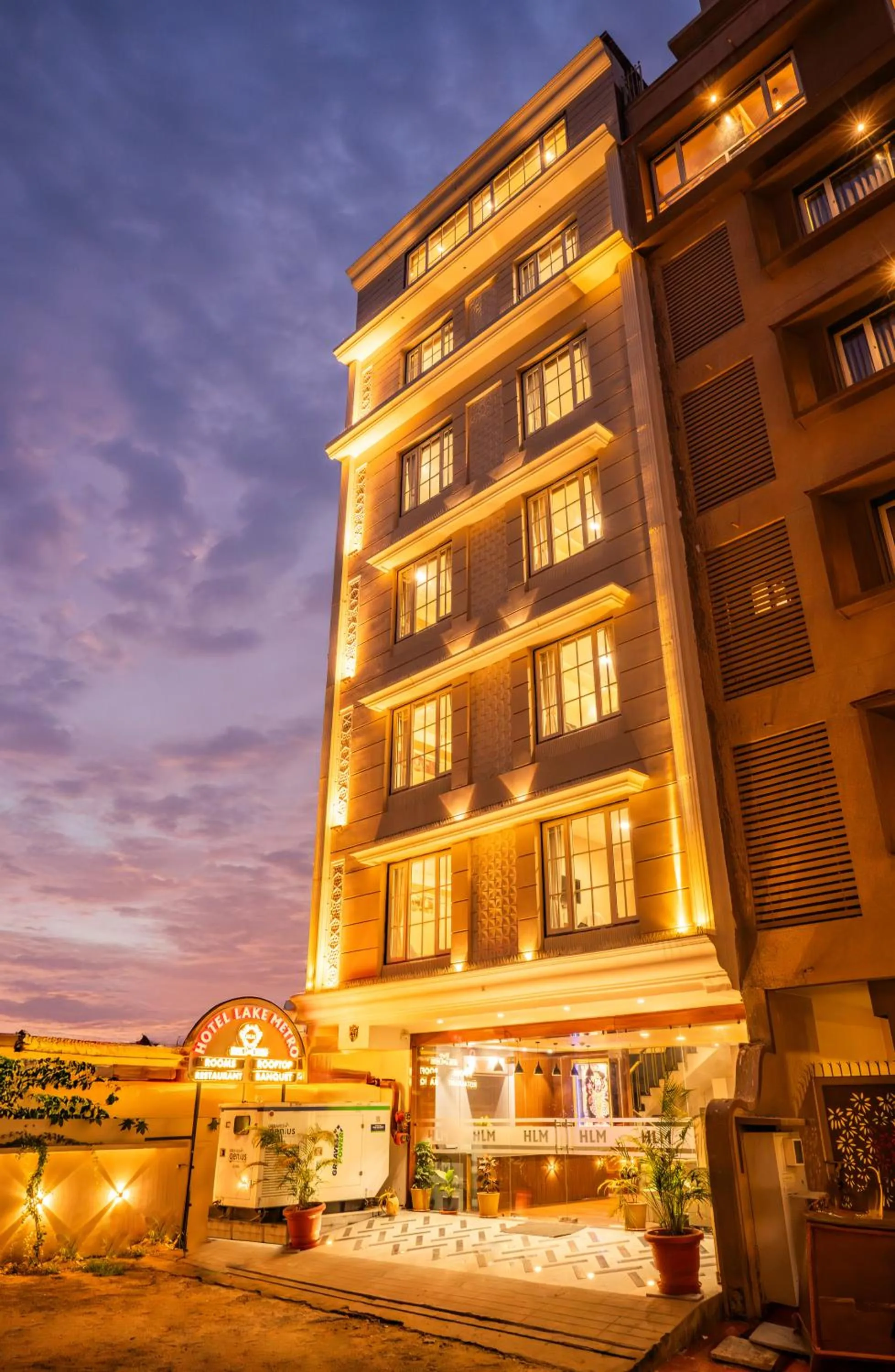 Facade/entrance in Hotel Lake Metro