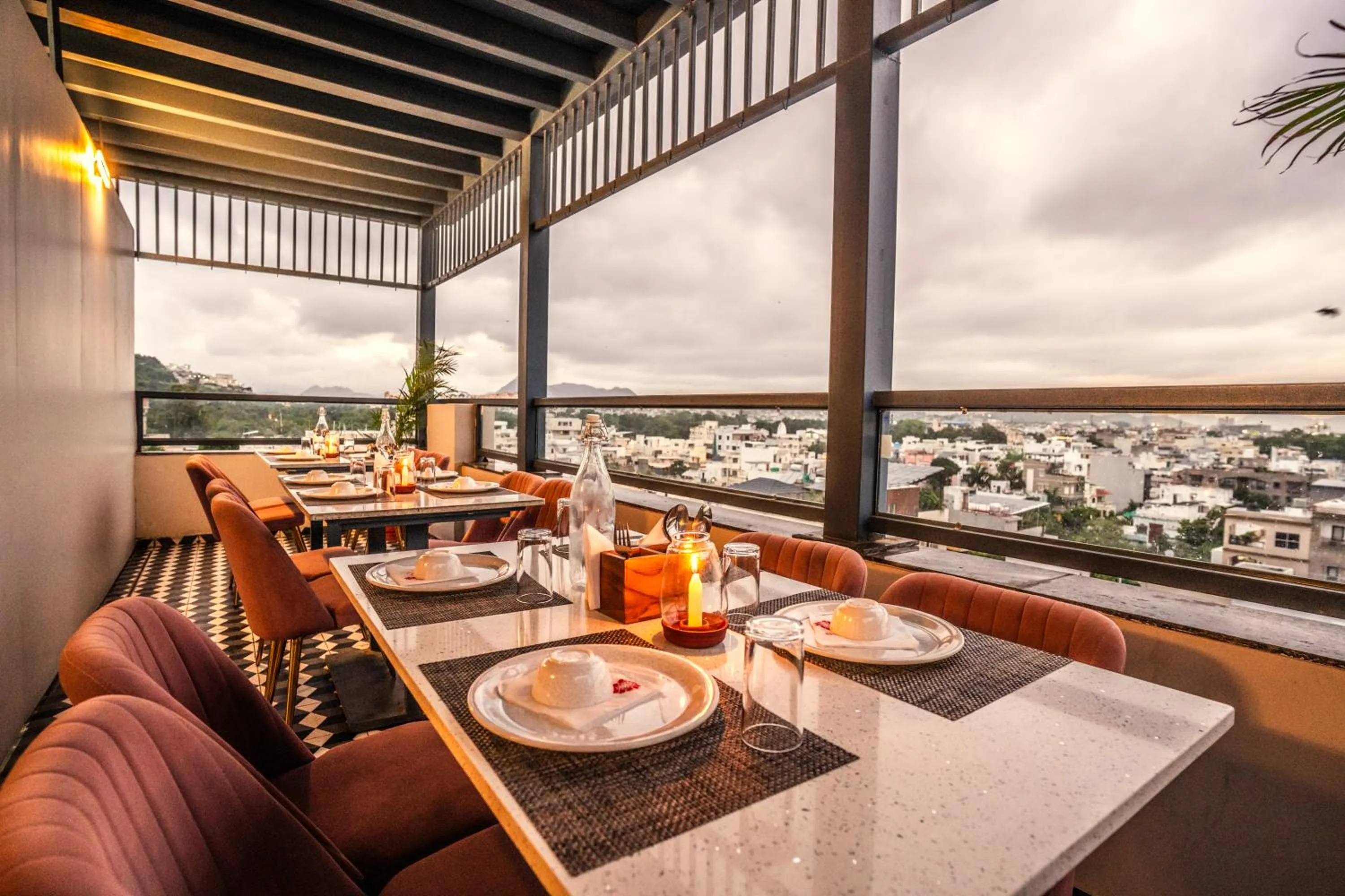 Restaurant/places to eat in Hotel Lake Metro