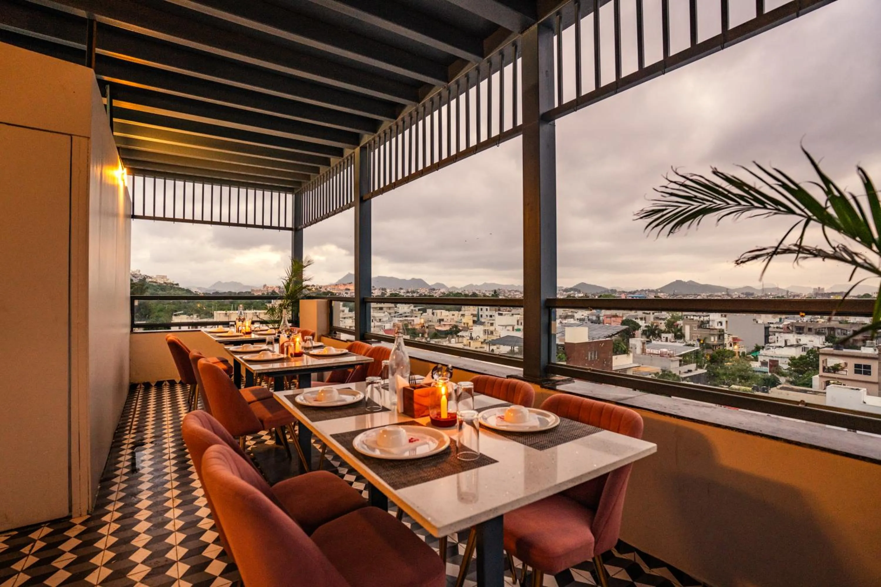 Restaurant/places to eat in Hotel Lake Metro