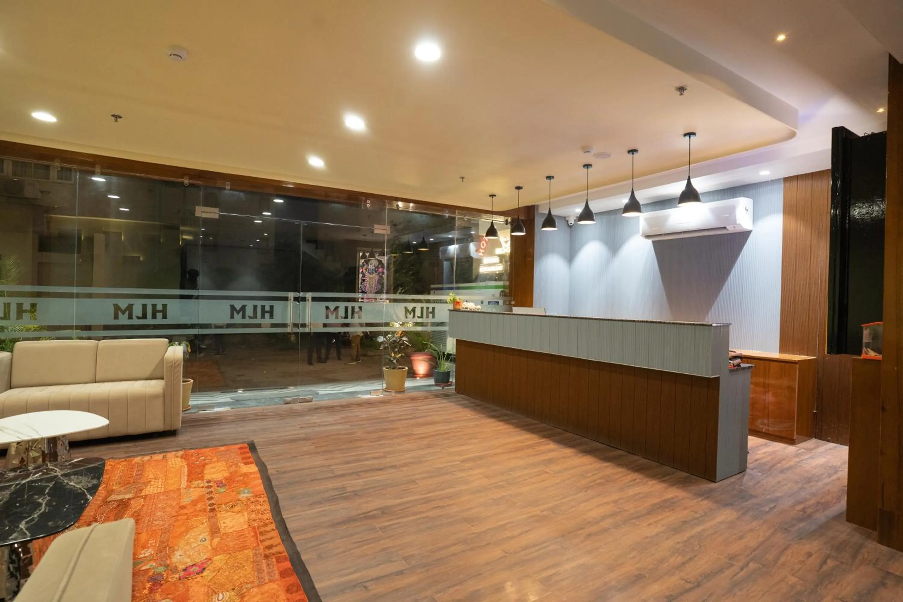 Restaurant/places to eat in Hotel Lake Metro