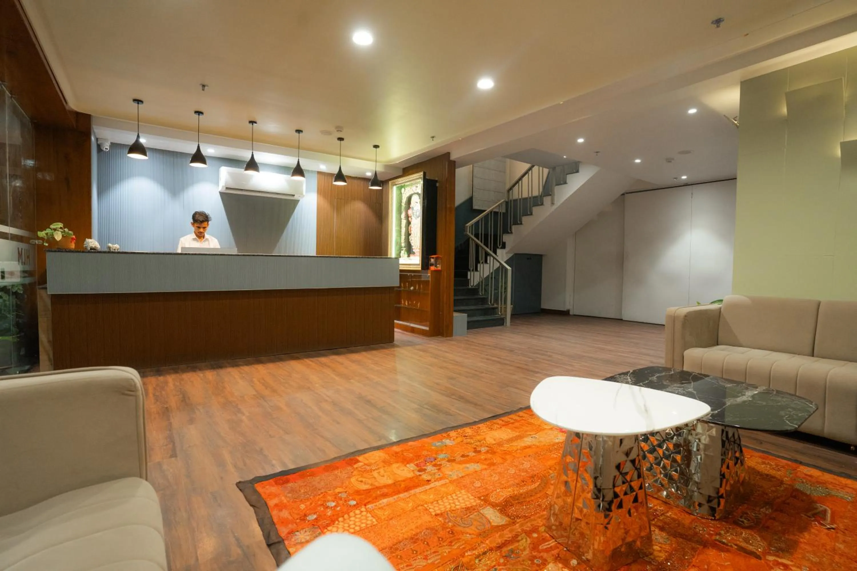 Restaurant/places to eat in Hotel Lake Metro