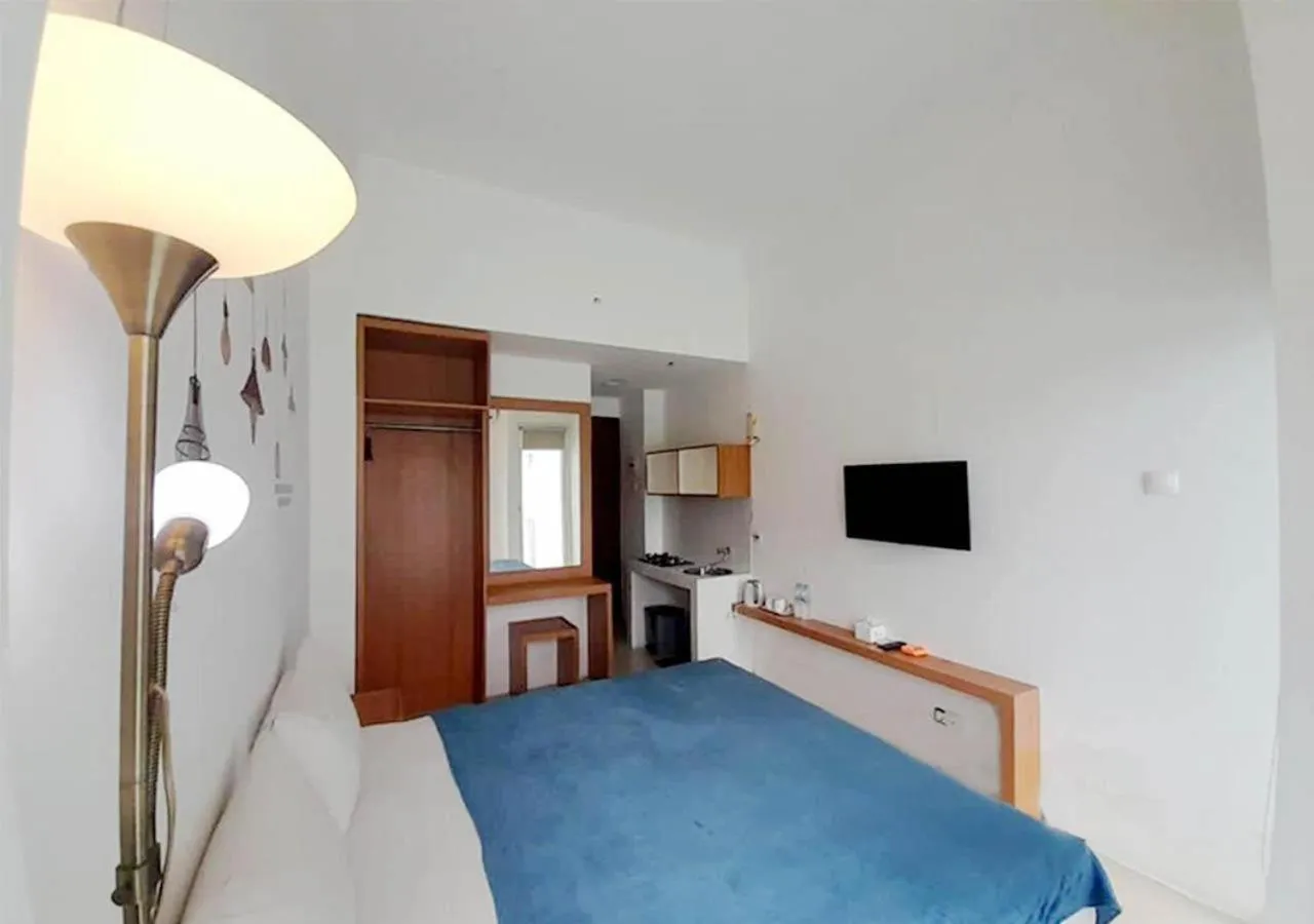 Communal lounge/ TV room, Bed in Dreamzzz Vivo Jogja