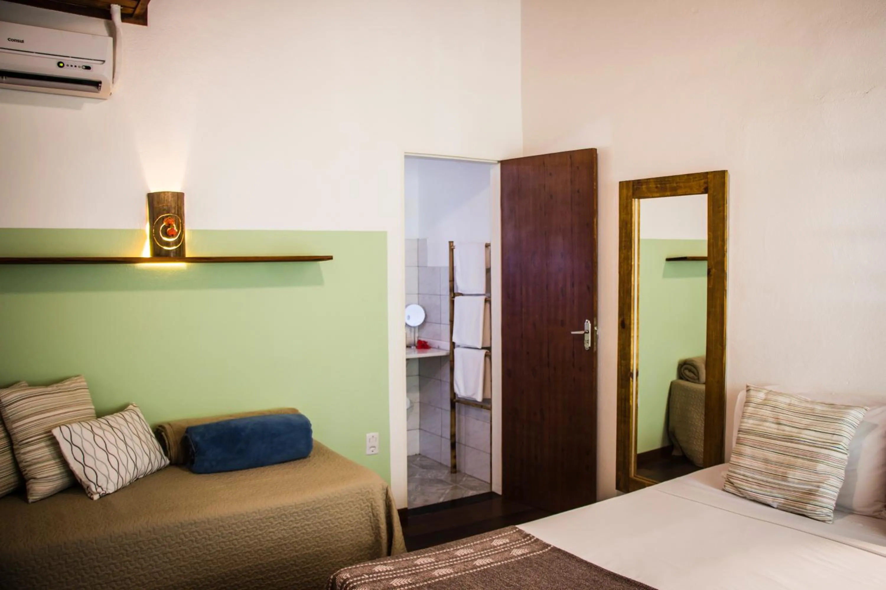 Photo of the whole room, Bed in Planeta Banana Paraty