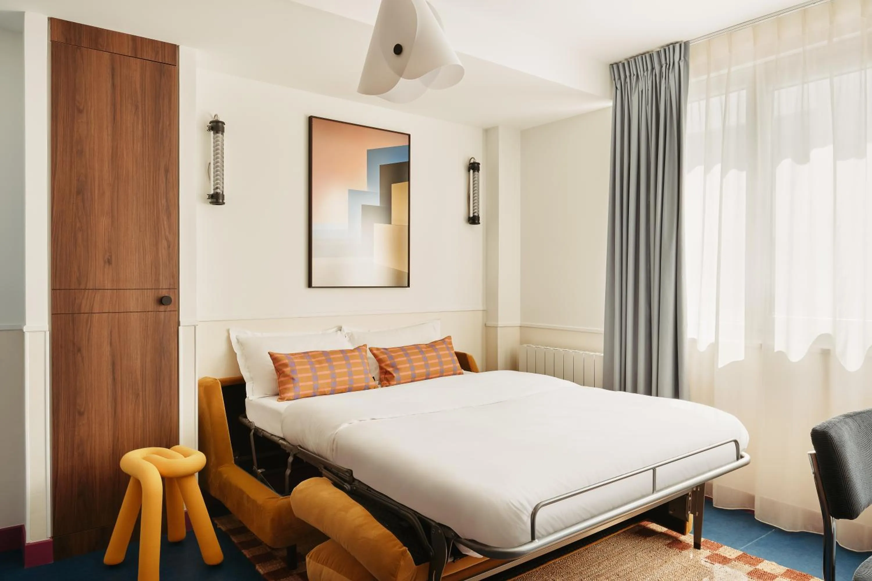 Living room, Bed in Edgar Suites Montrouge