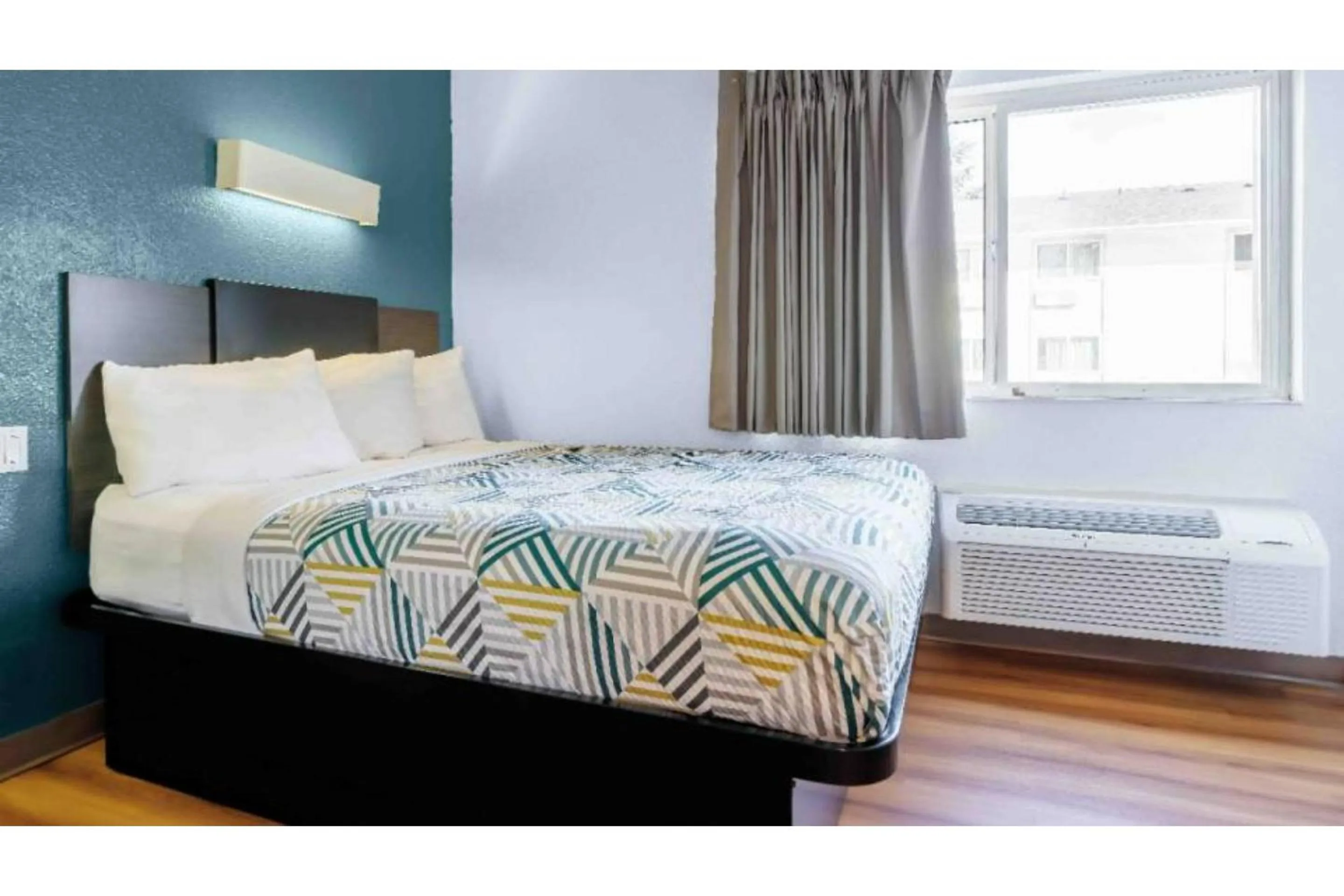 Bedroom, Bed in Studio 6 Seattle, WA Sea Tac Airport South