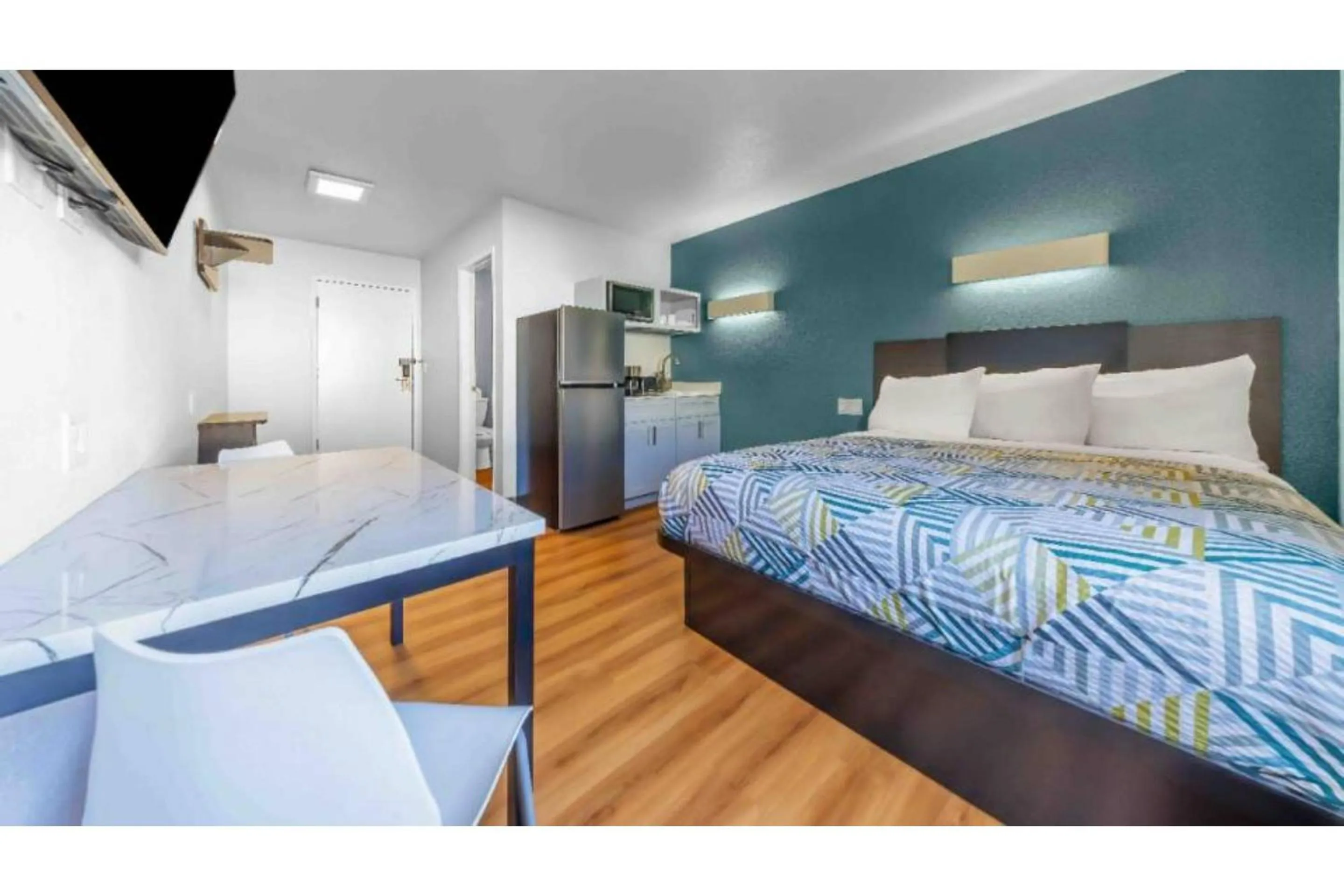 Bedroom, Bed in Studio 6 Seattle, WA Sea Tac Airport South