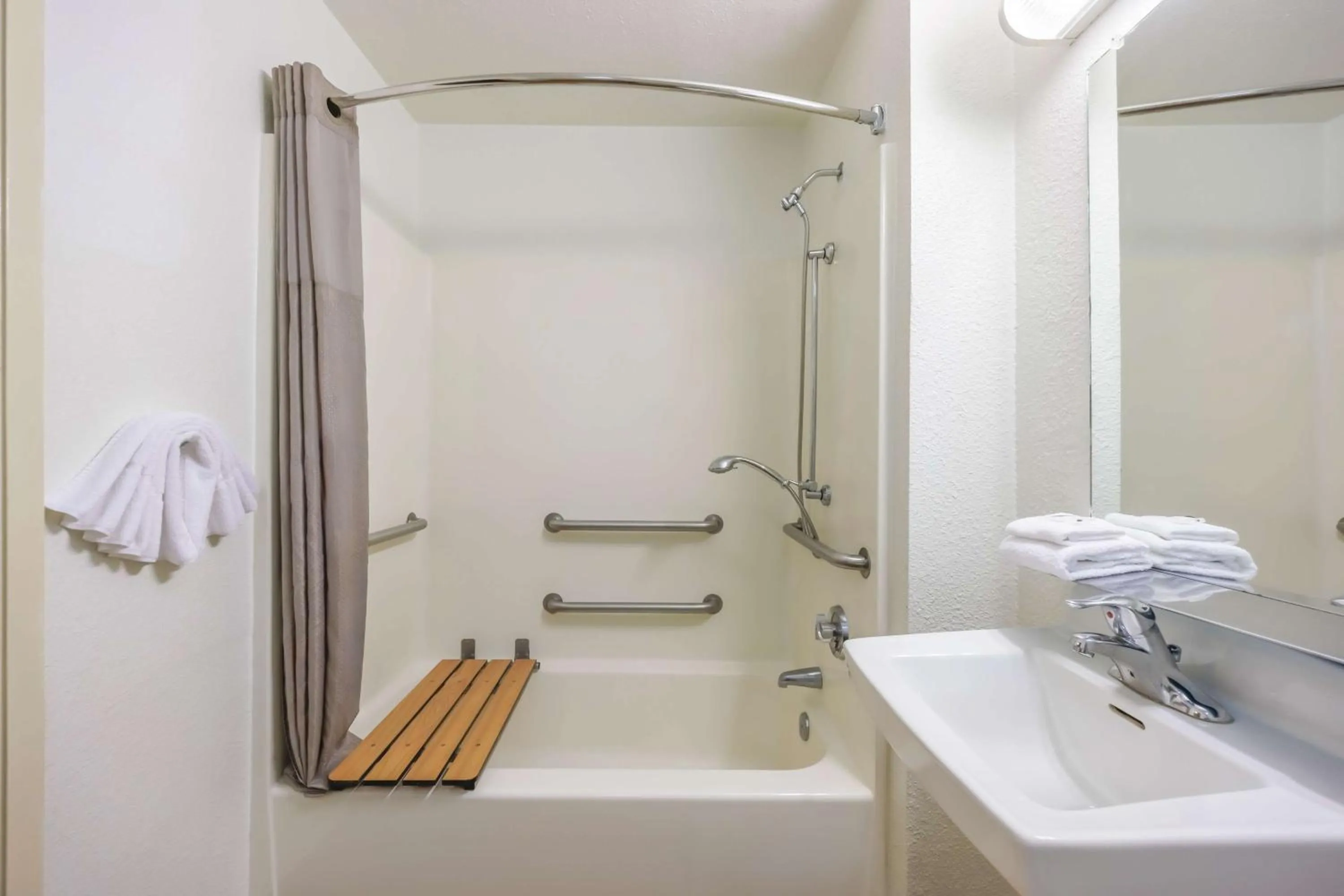 Bathroom in Studio 6 Seattle, WA Sea Tac Airport South