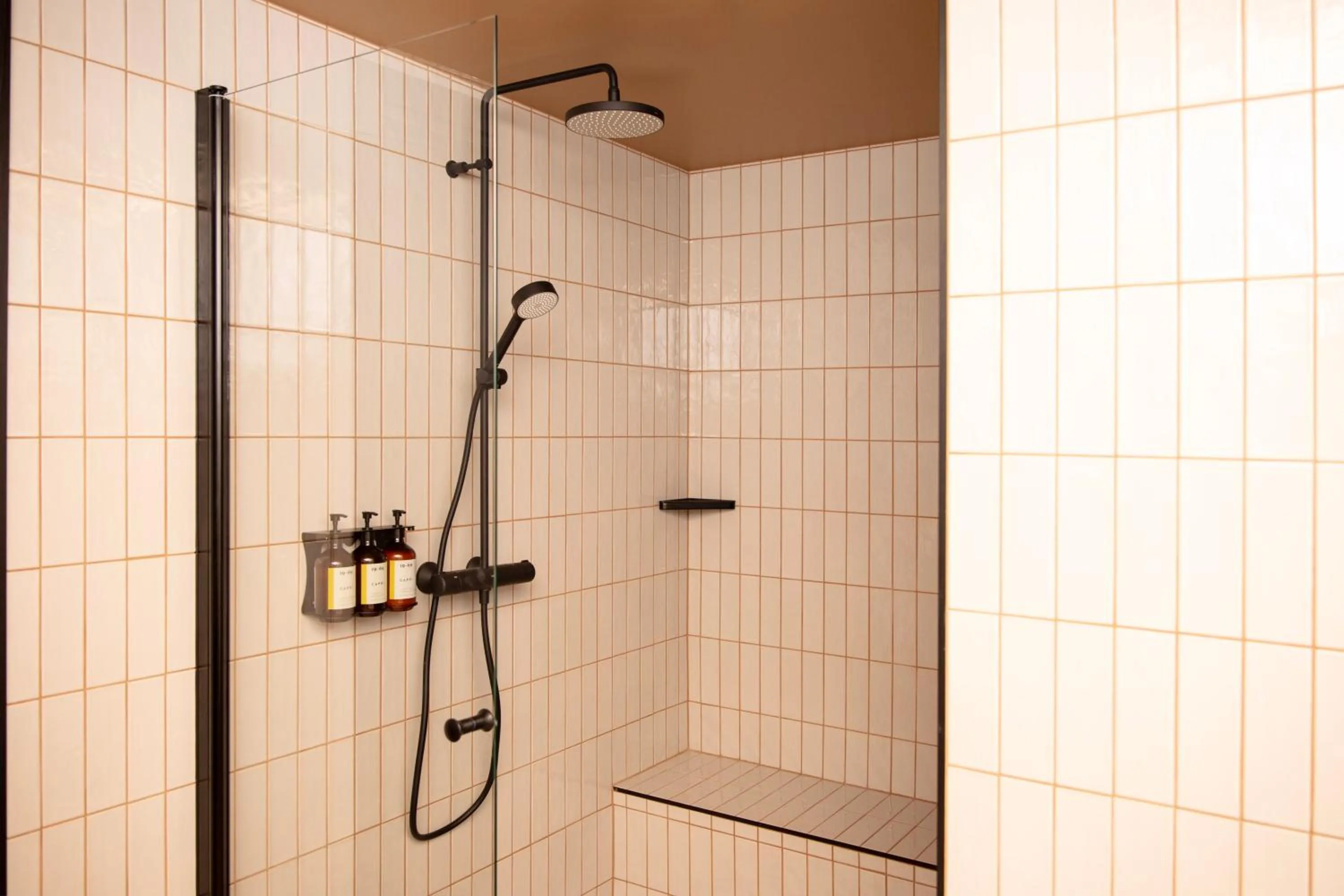 Shower in Bob W Helsinki Kaarti