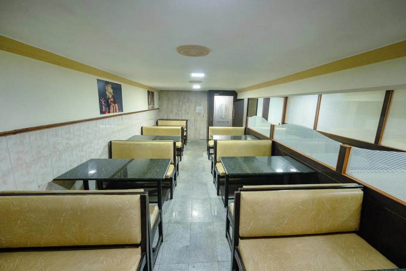Restaurant/places to eat in Hotel Durga International