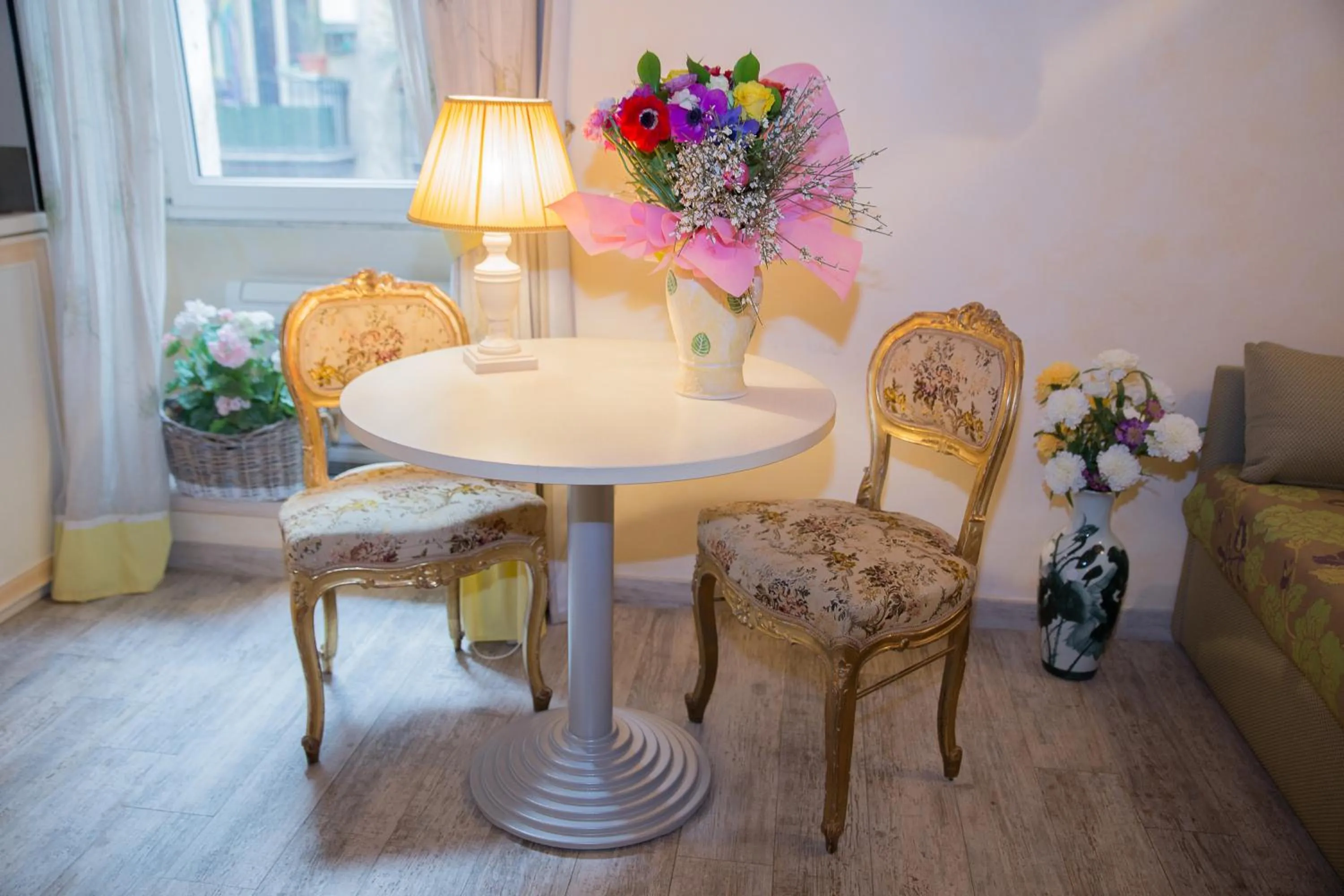 Seating area in Sleeppo B&B