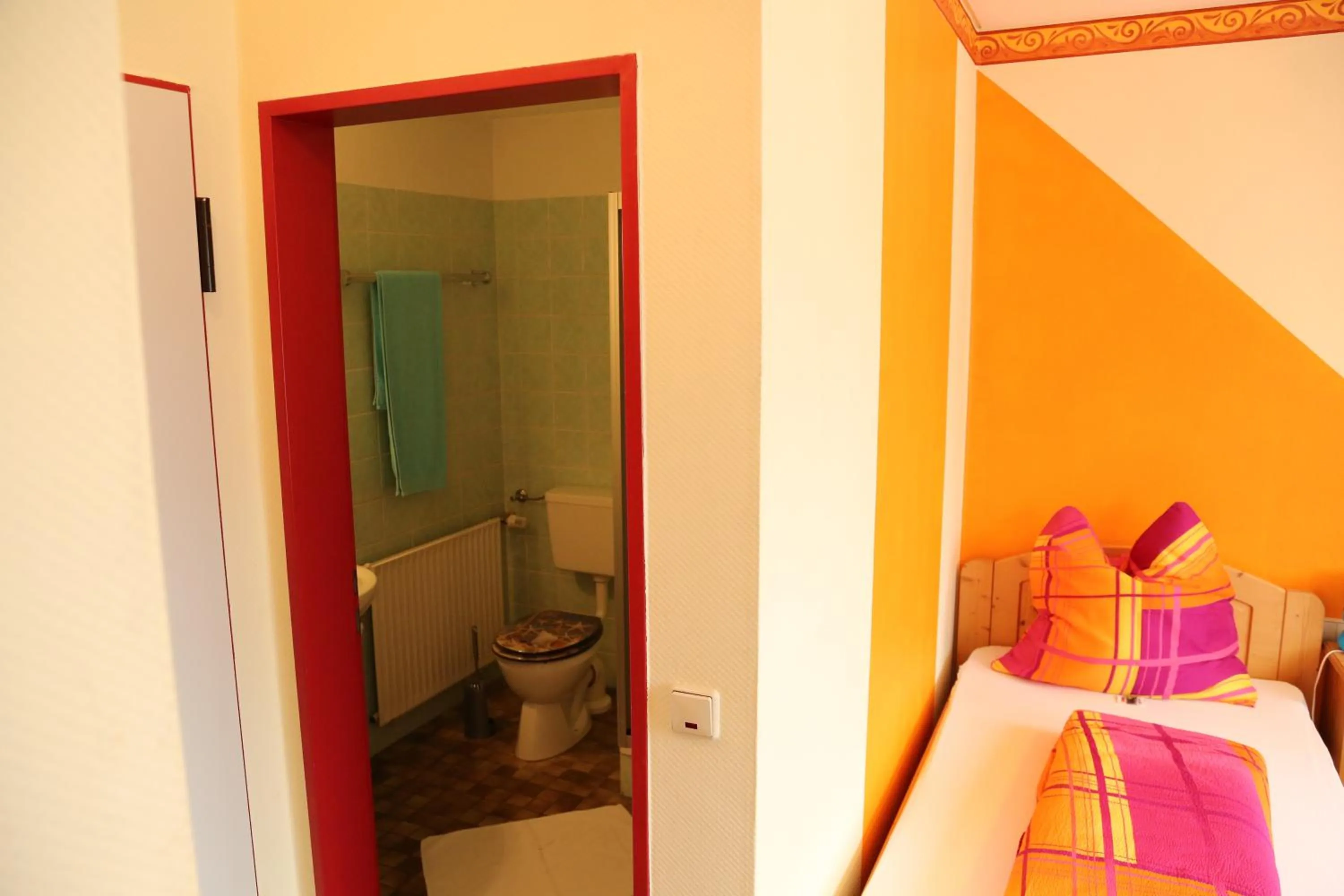 Bathroom, Bed in Hotel Bechtel