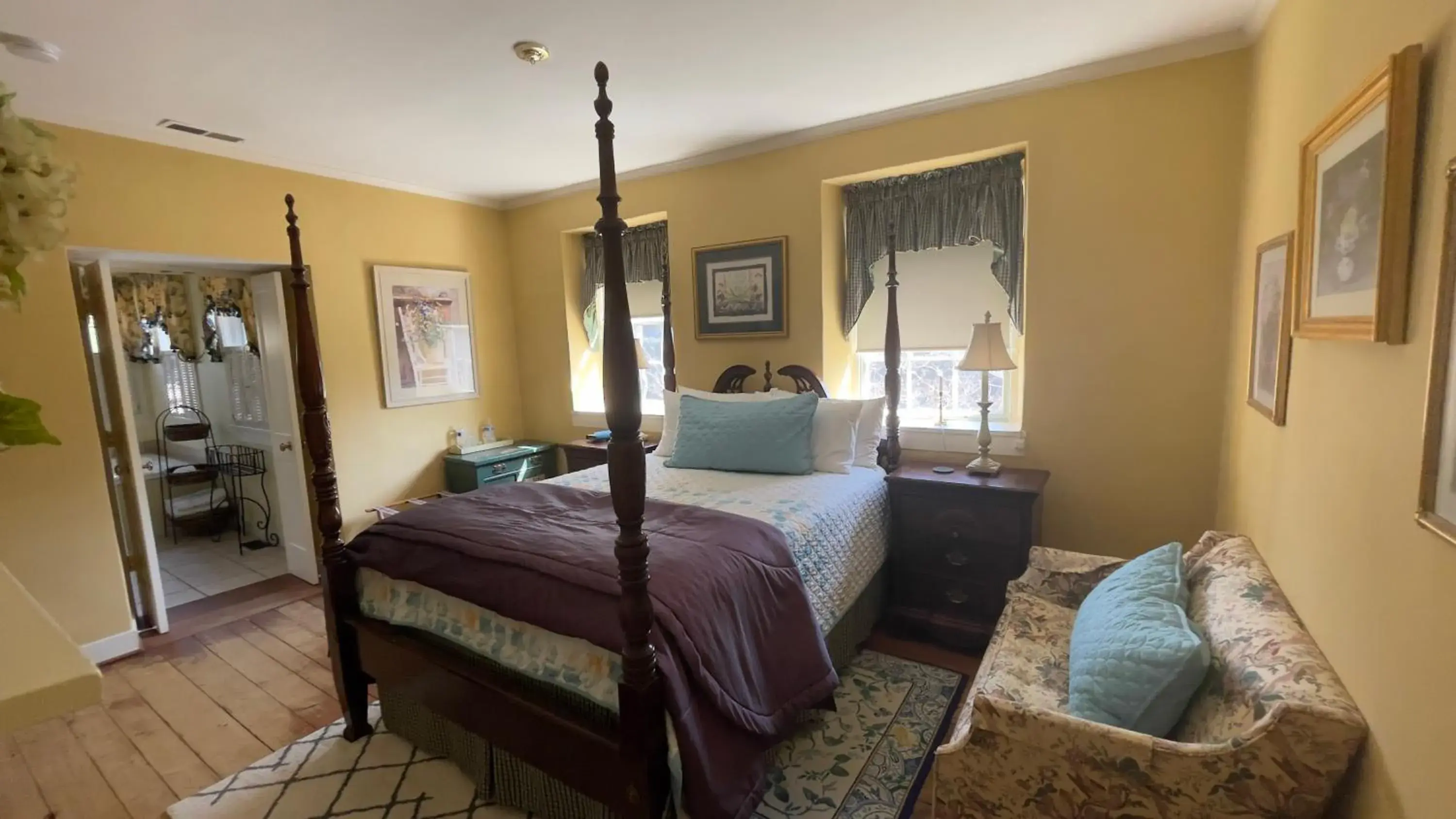 Queen Room with Spa Bath in Wayside Inn Bed and Breakfast Queen Room with Spa Bath in Wayside Inn Bed and Breakfast