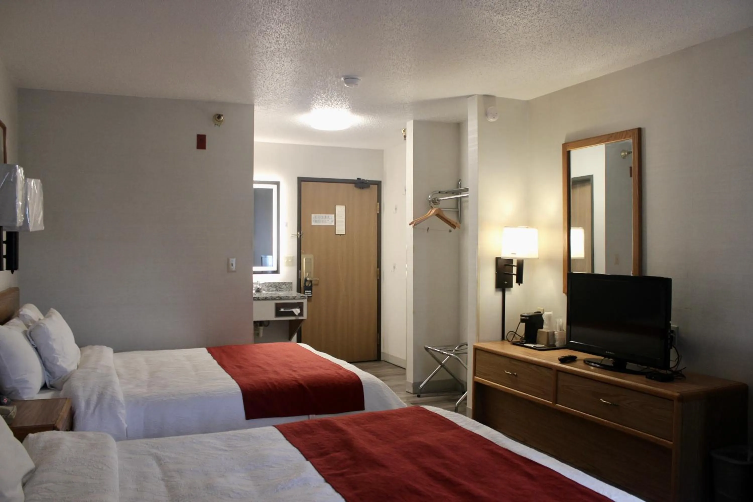 Toilet, Bed in Eastwood Inn